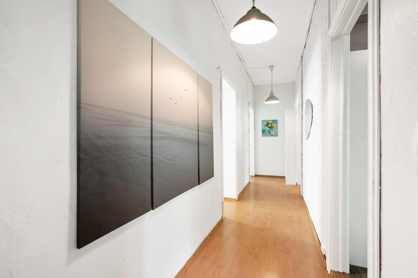 Leiligheten ligger i byggets 3. etasje med adkomst via felles trappegang. Det er installert callinganlegg. Galleribilde