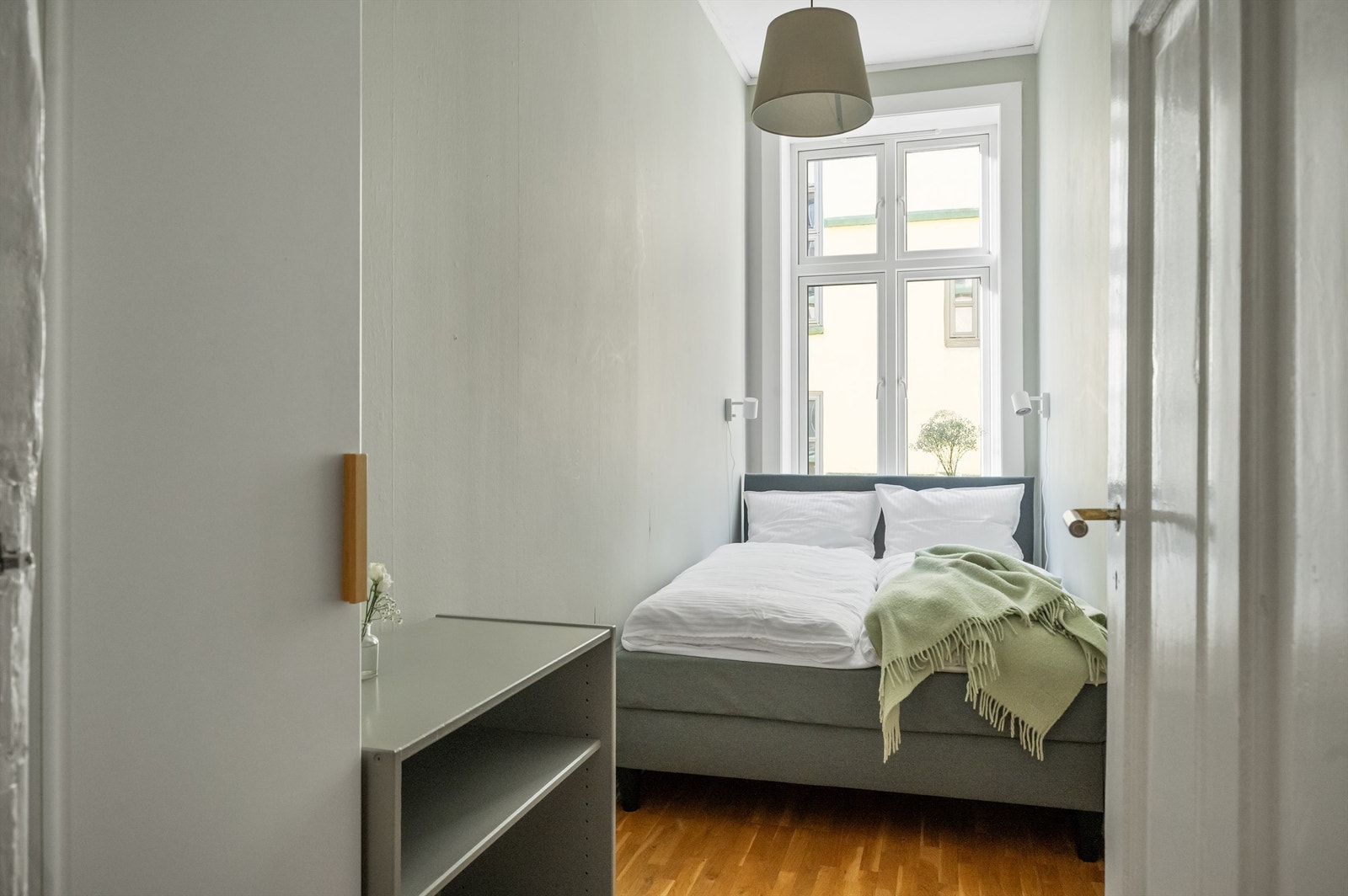 Leilighetens andre soverom ligger usjenert til i andre enden av leiligheten, og vender også mot rolig bakgård. Galleribilde