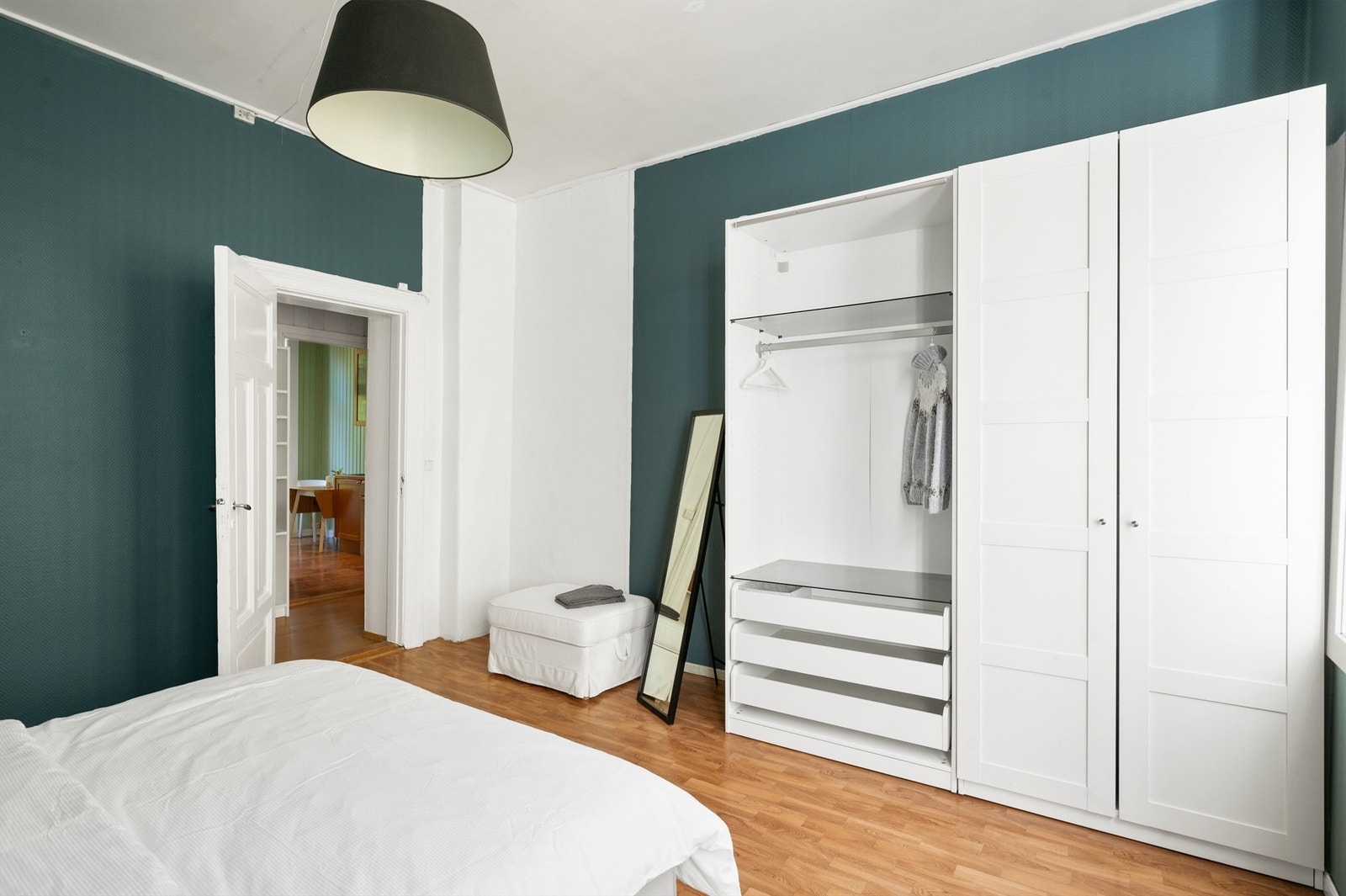 Soverommet ligger usjenert til i hjørnet av leiligheten, vegg-i-vegg med stuen. Galleribilde