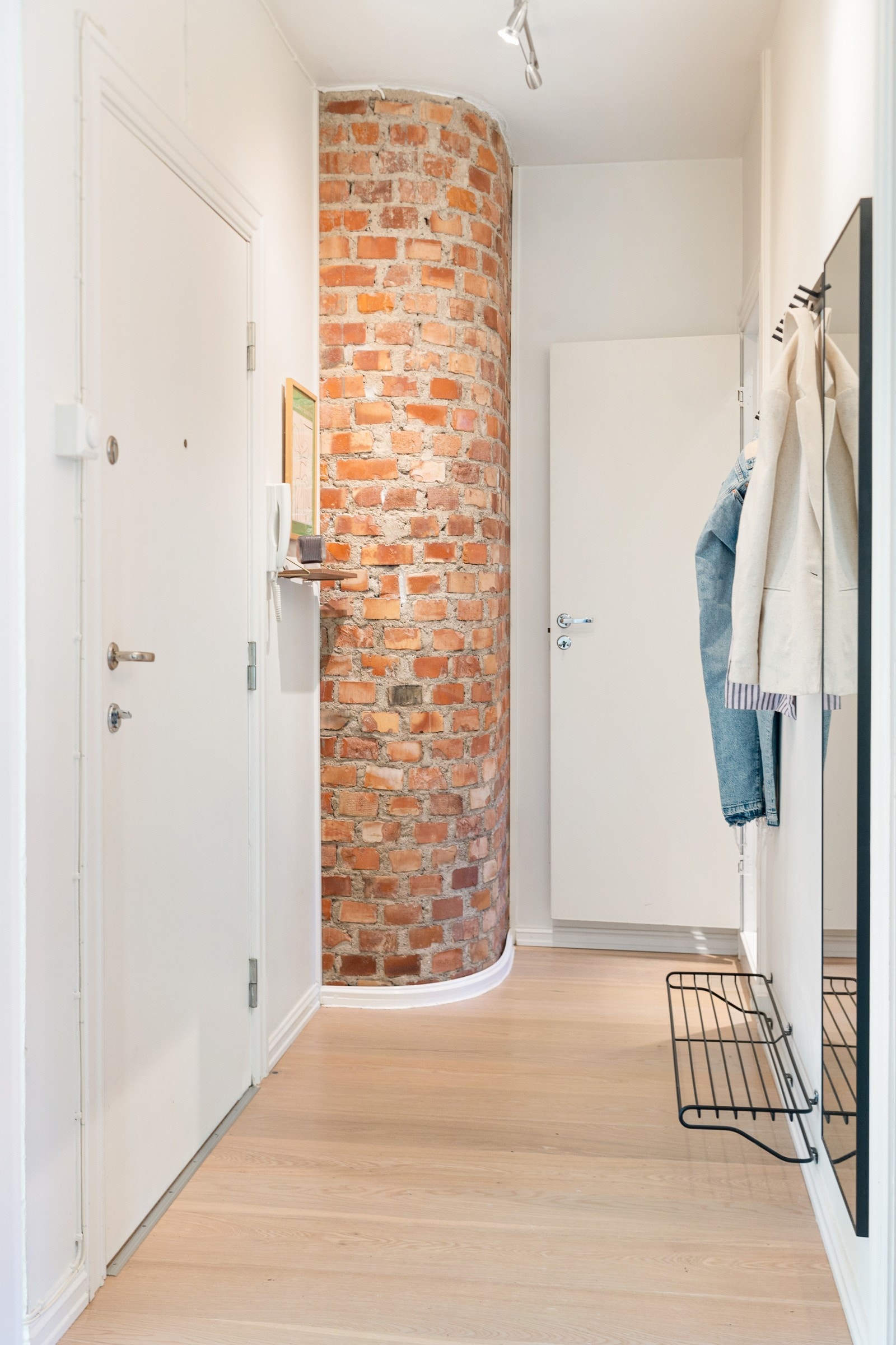 Entréen gir et godt førsteinntrykk av boligen. Plass til ytterklær og sko. Galleribilde