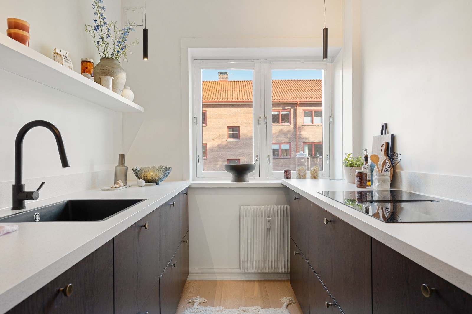 Delikat, separat kjøkken som består av brune, glatte fronter og benkeplate i laminat. Galleribilde