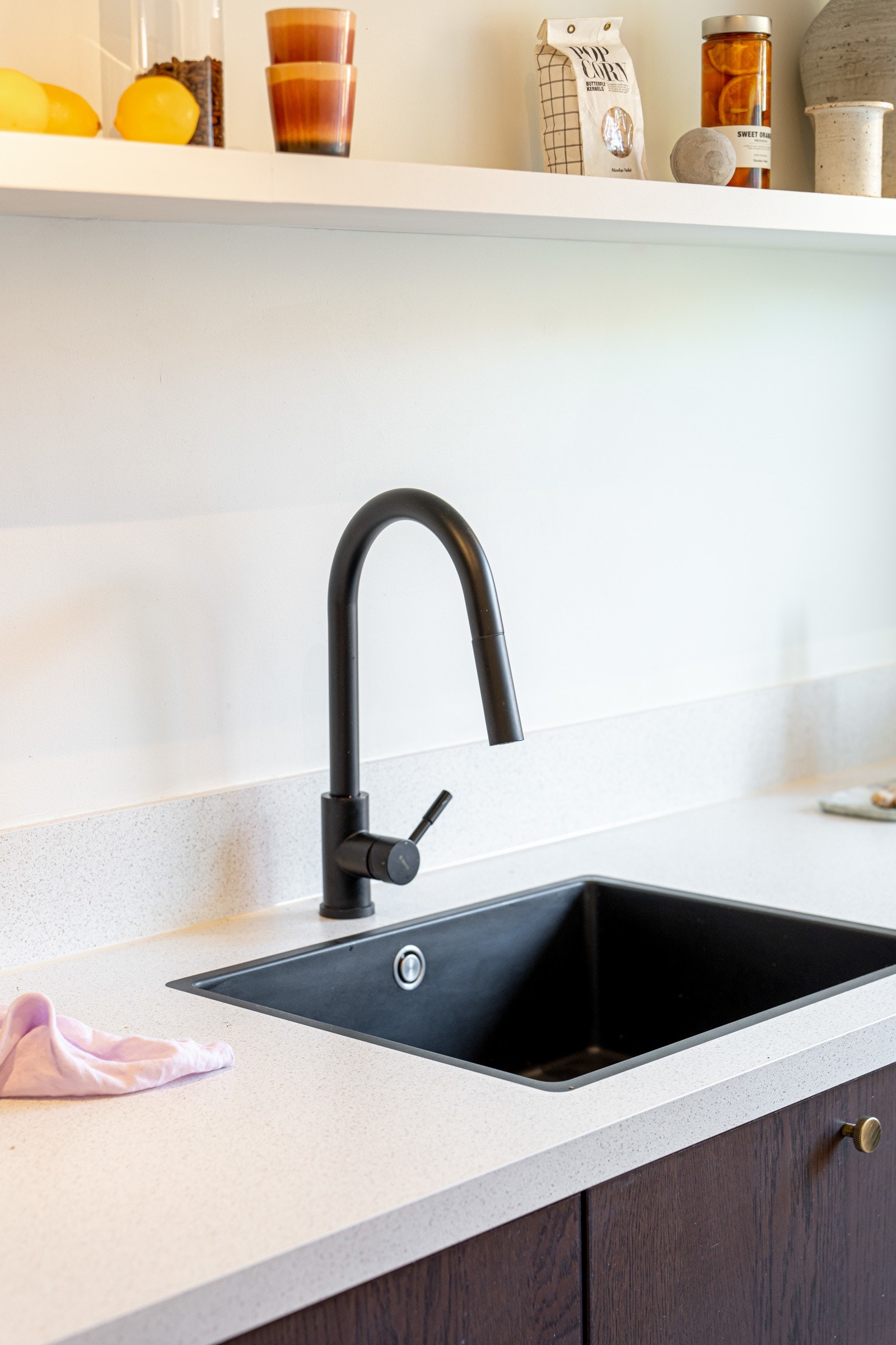 Nedfelt oppvaskkum i sort rustfritt stål. Kran med uttrekksfunksjon. Galleribilde