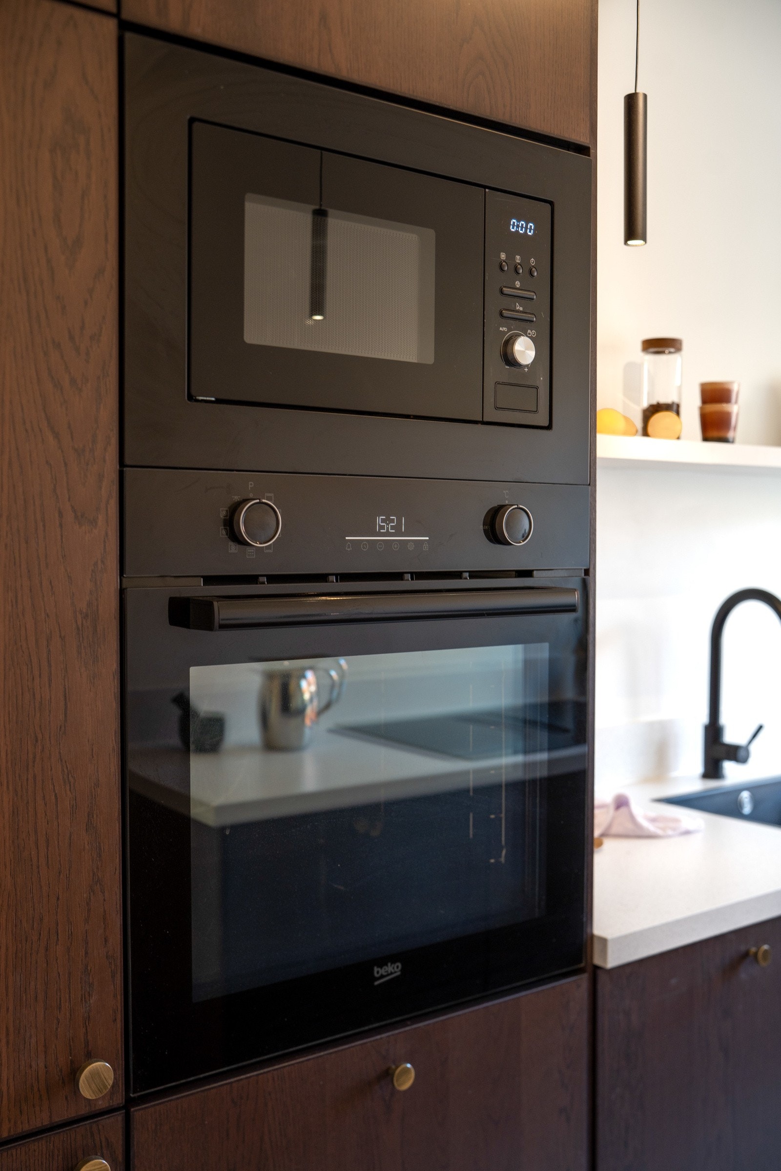 Hvitevarene er integrerte og består av induksjonstopp, stekeovn, oppvaskmaskin, kjøleskap med frys og mikrobølgeovn. Galleribilde