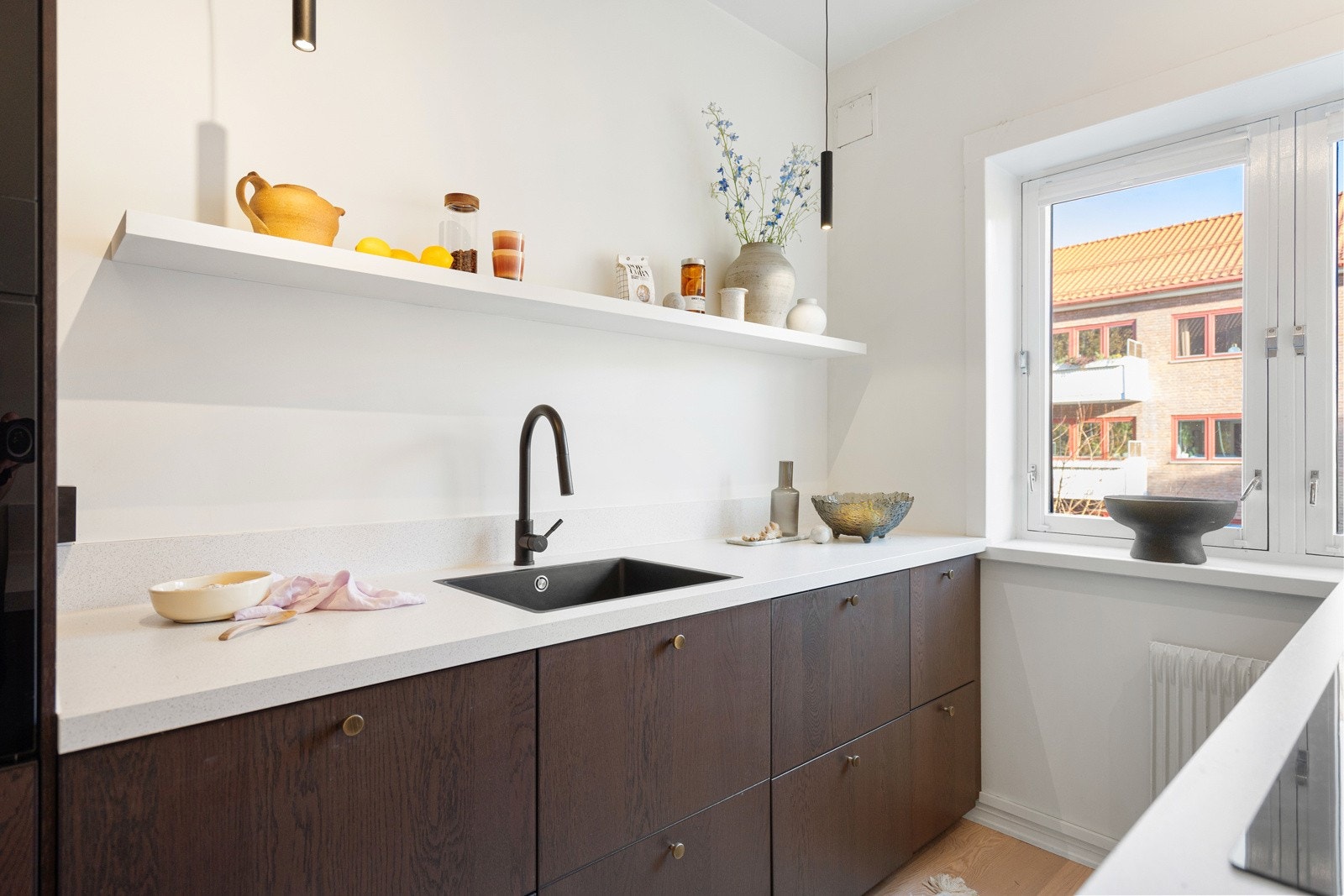 Kjøkkenet var nytt i 2023. Rikelig med skap- og benkeplass. Galleribilde