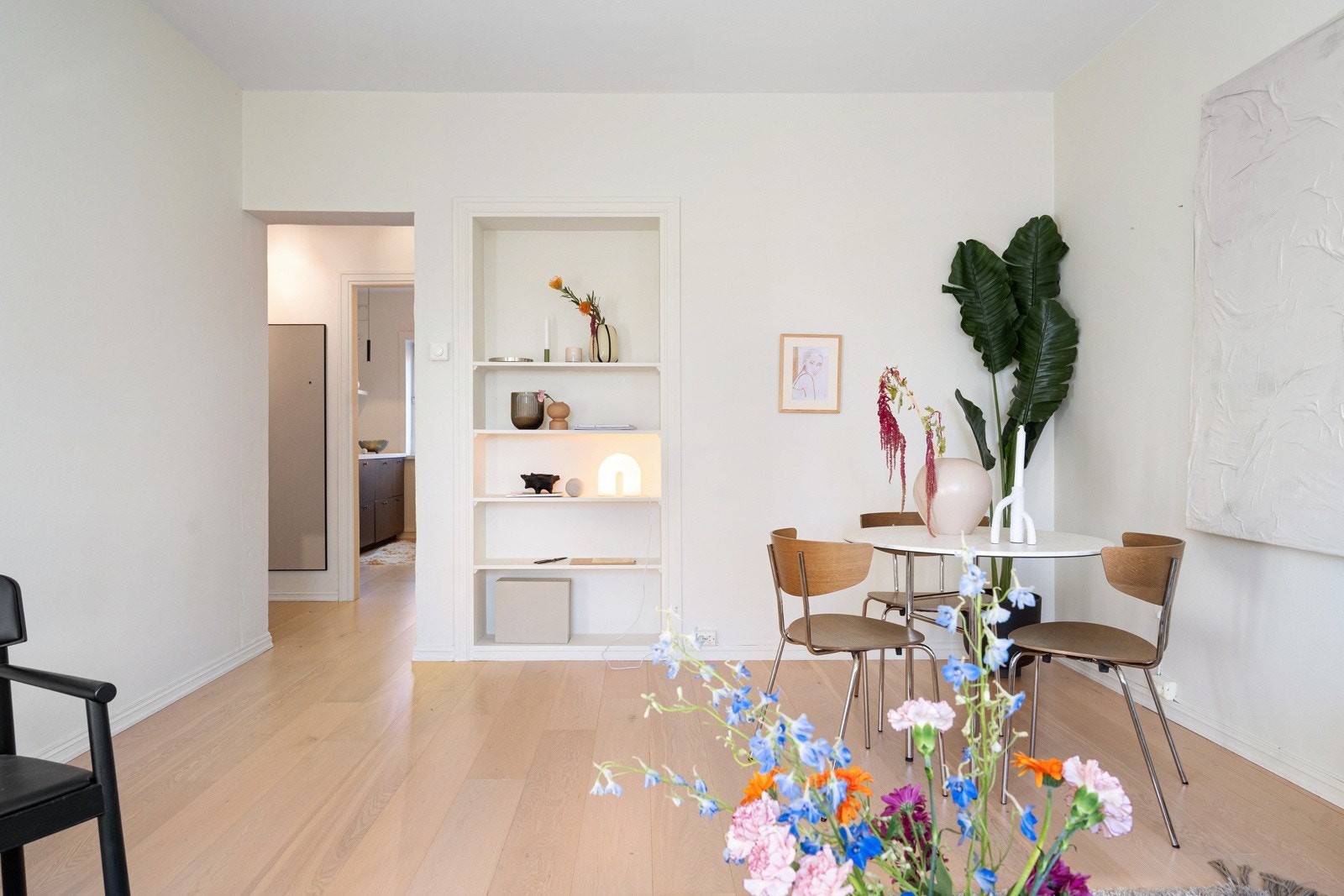 Videre er det god plass til spisebord med tilhørende spisestoler. Galleribilde