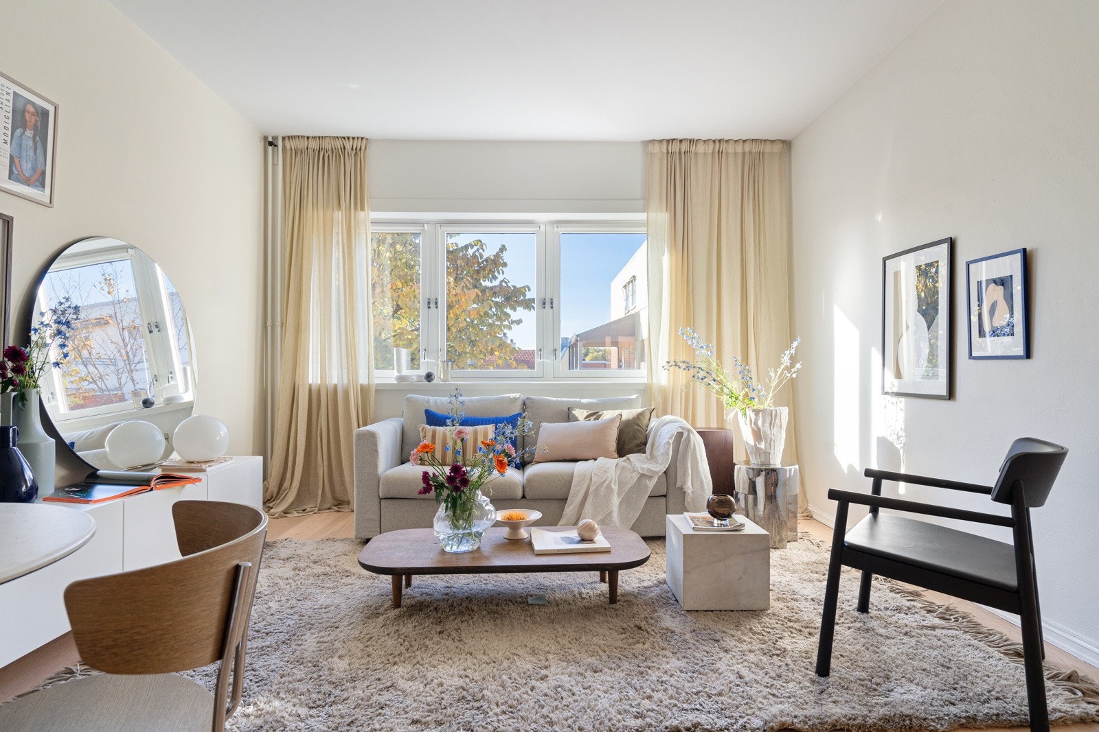 Stor vindusflate mot vest, som slipper til rikelig med naturlig lys. Galleribilde