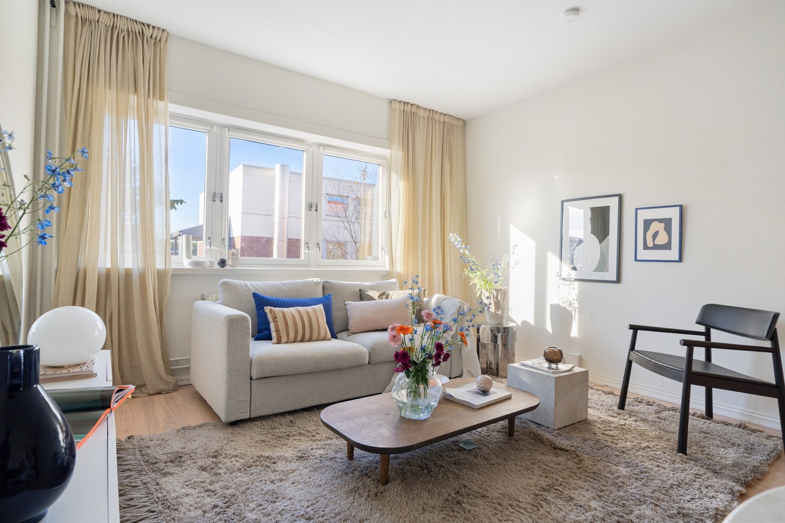 Trivelig stue med god plass til sofagruppe, sofabord og underholdningsavdeling. Galleribilde