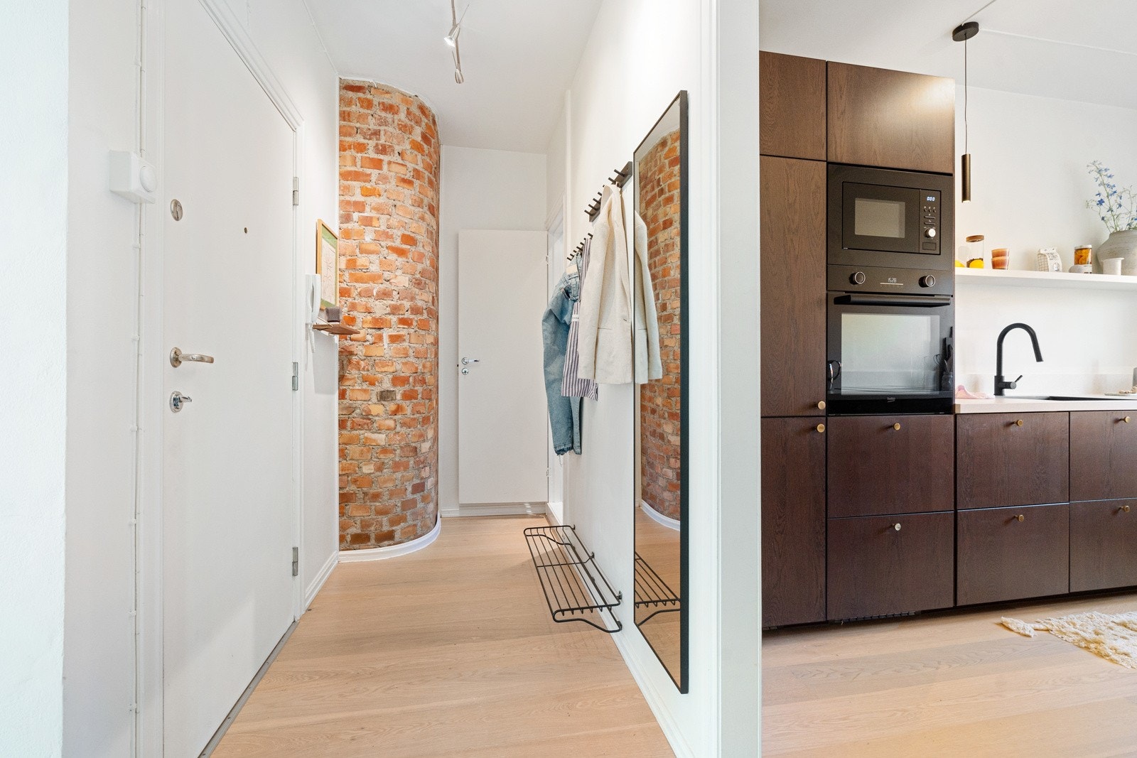 Innbydende entré med pen parkett på gulv og lyse farger på overflater. Takhøyde på 2,68 meter. Galleribilde