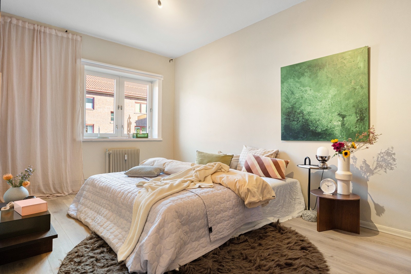 Soverommet er av god størrelse med plass til dobbeltseng, nattbord og kommode. Galleribilde