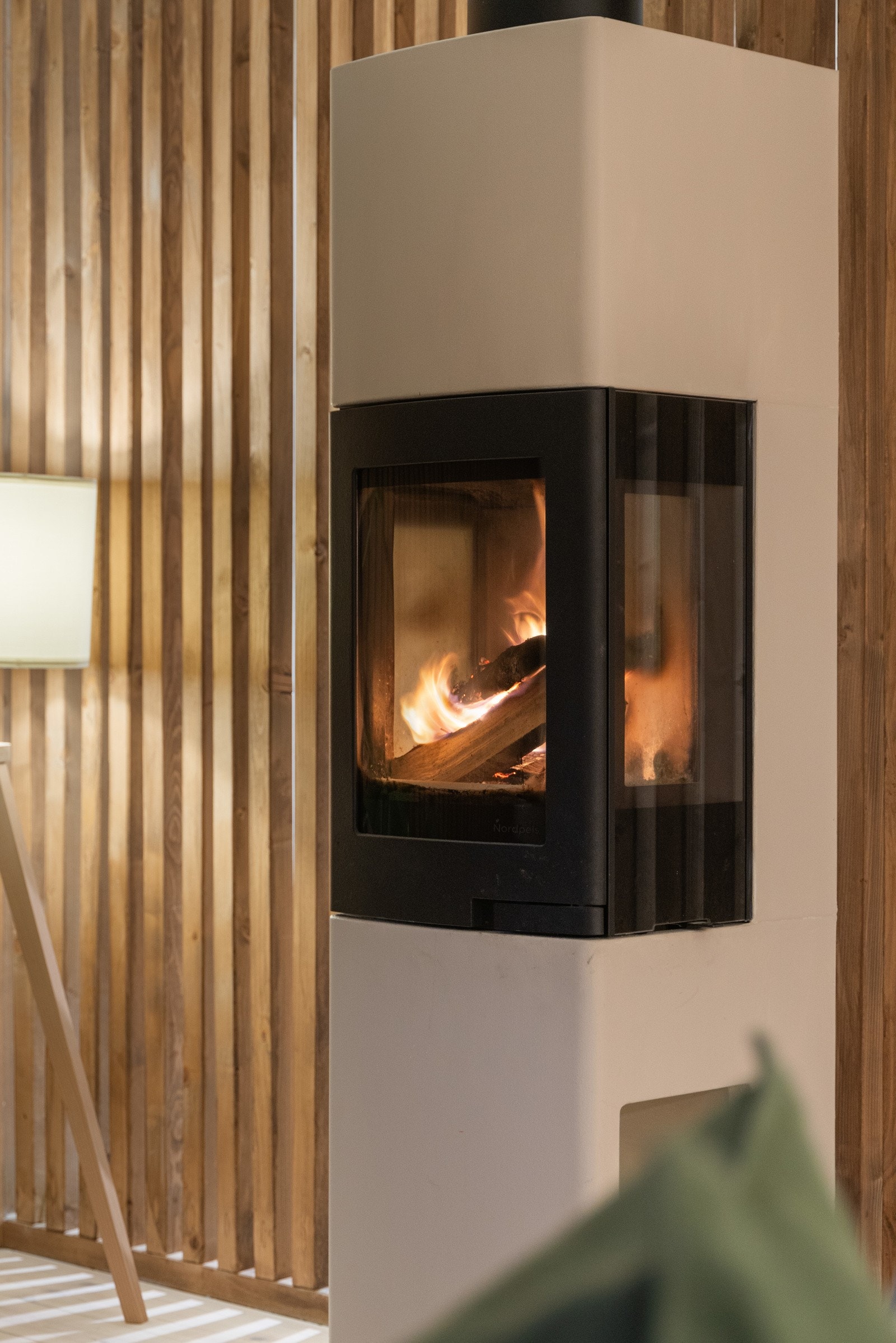 Vedovnen i stuen tilfører både varme og atmosfære, samt skaper et naturlig samlingspunkt i rommet. Galleribilde