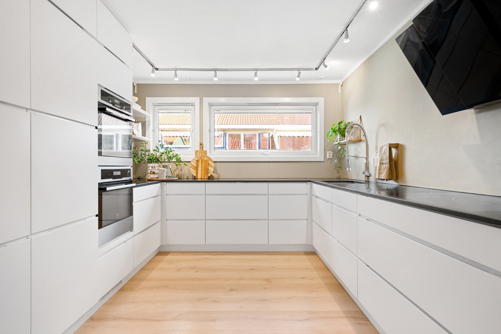 Romslig kjøkken med rikelig skap- og benkeplass. Galleribilde