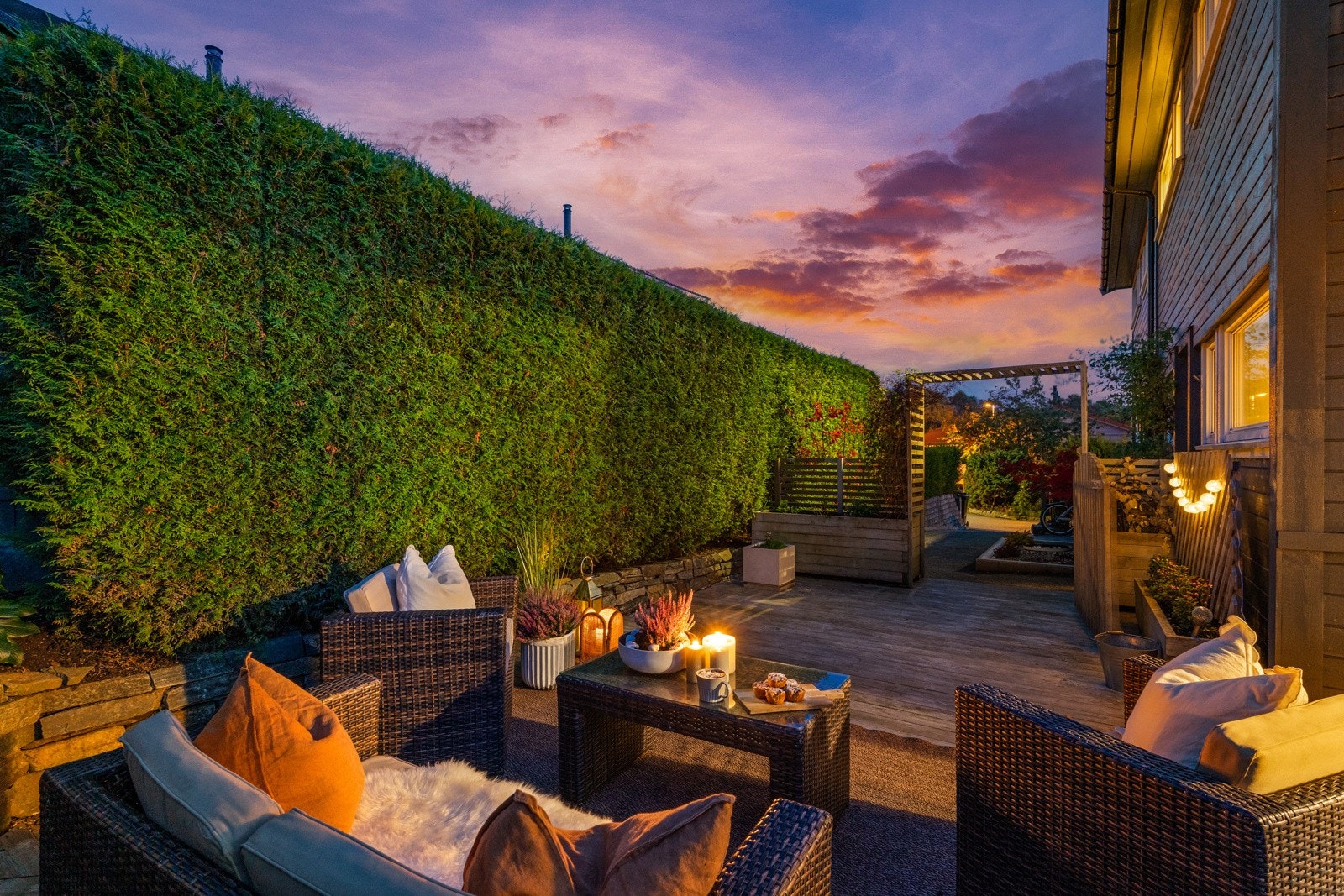 Skjermet hage med romslige sittegrupper og grønne omgivelser. Galleribilde