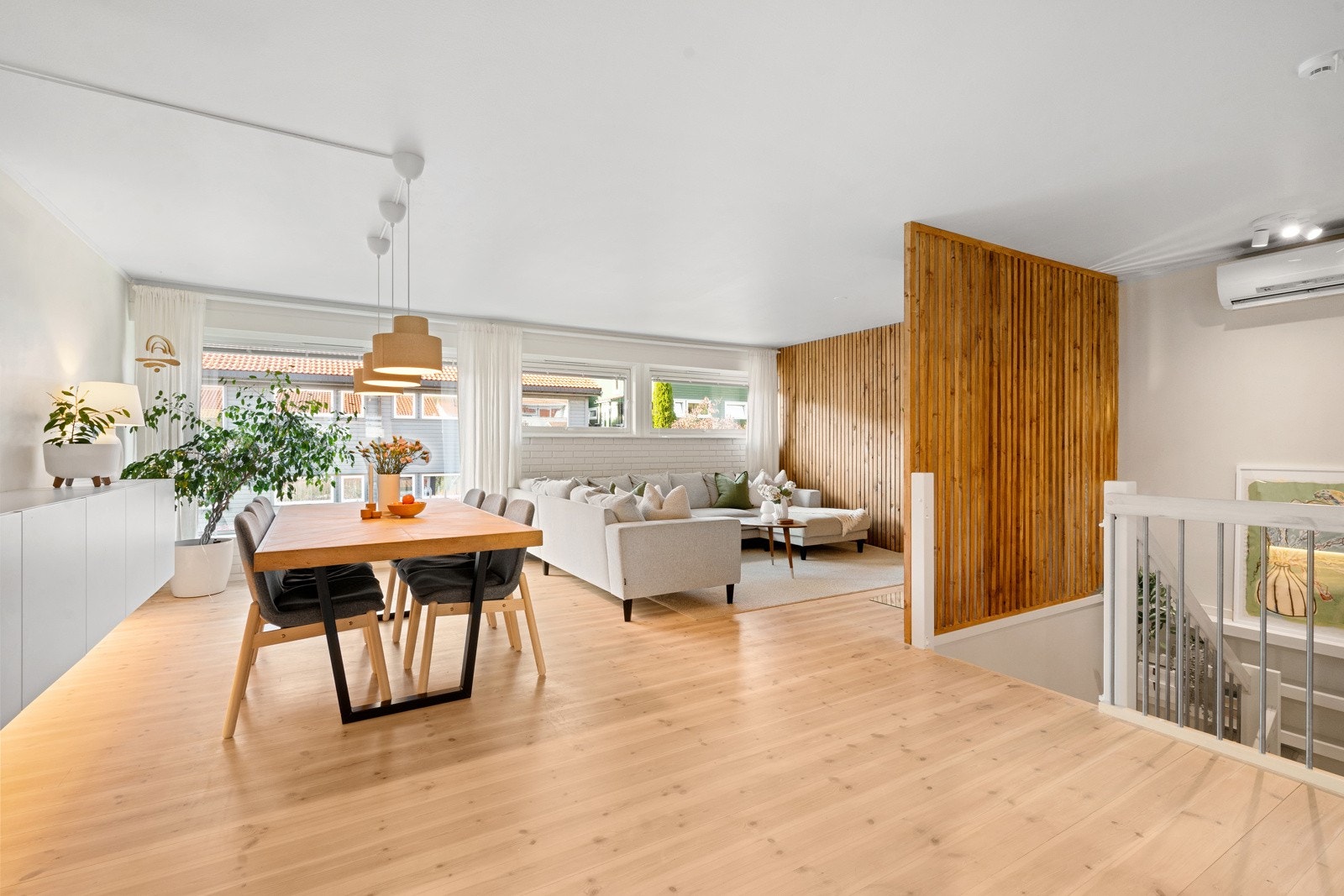 Boligen byr på lyst og moderne interiør med åpen planløsning for optimal romfølelse. Galleribilde