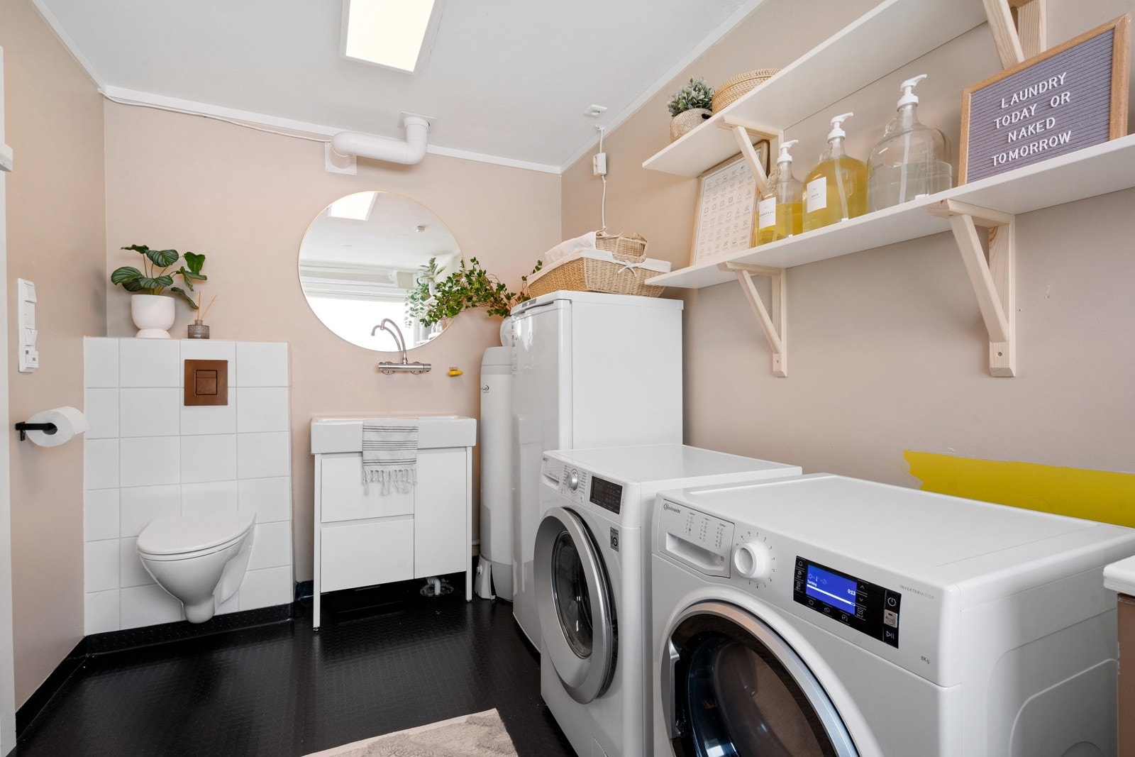 Vaskerommet er funksjonelt innredet med smarte oppbevaringsløsninger og god arbeidsplass, noe som gjør det praktisk for den travle hverdagen. Galleribilde