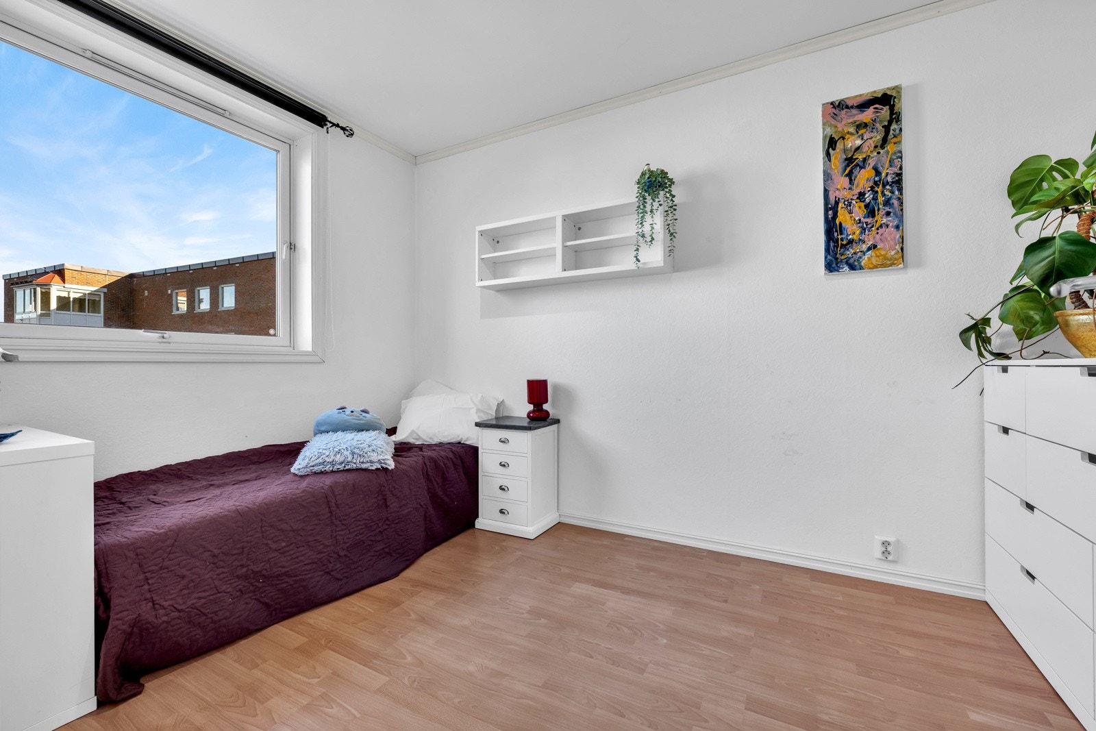 Det er to soverom i leiligheter. Soverom 2 har laminat på gulv og hvitmalte vegger og himling. Galleribilde