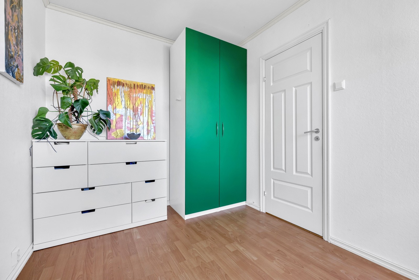 Her har du plass til seng med tilhørende møblement, samt en kommode for oppbevaring eller et skrivebord. Rommet passer perfekt som barnerom eller gjesterom. Galleribilde