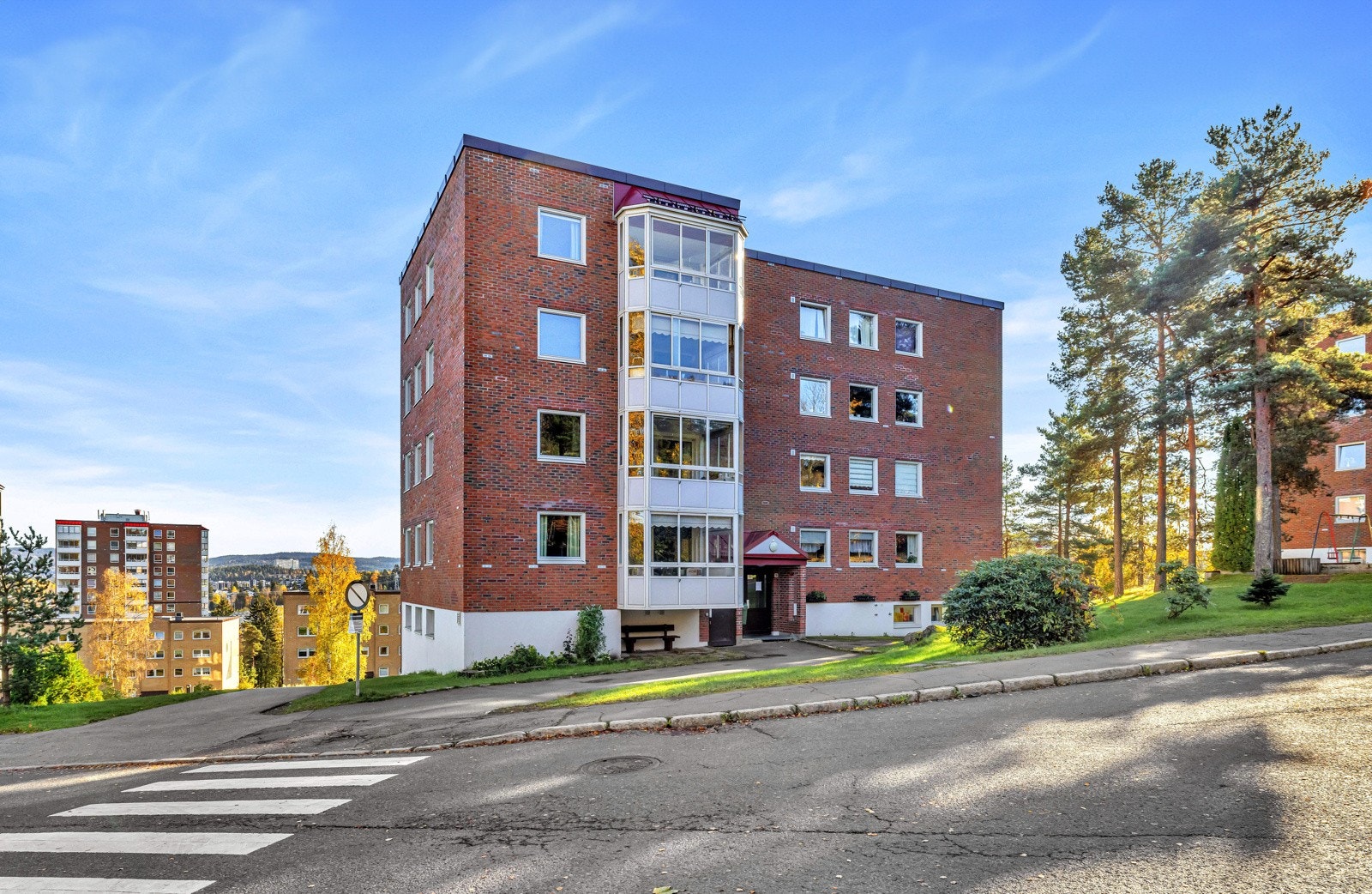 Leiligheten har 2 soverom, 1 bad og delvis åpen stue og kjøkkenløsning. Videre er det en innglasset balkong på ca. 10 kvm. Galleribilde