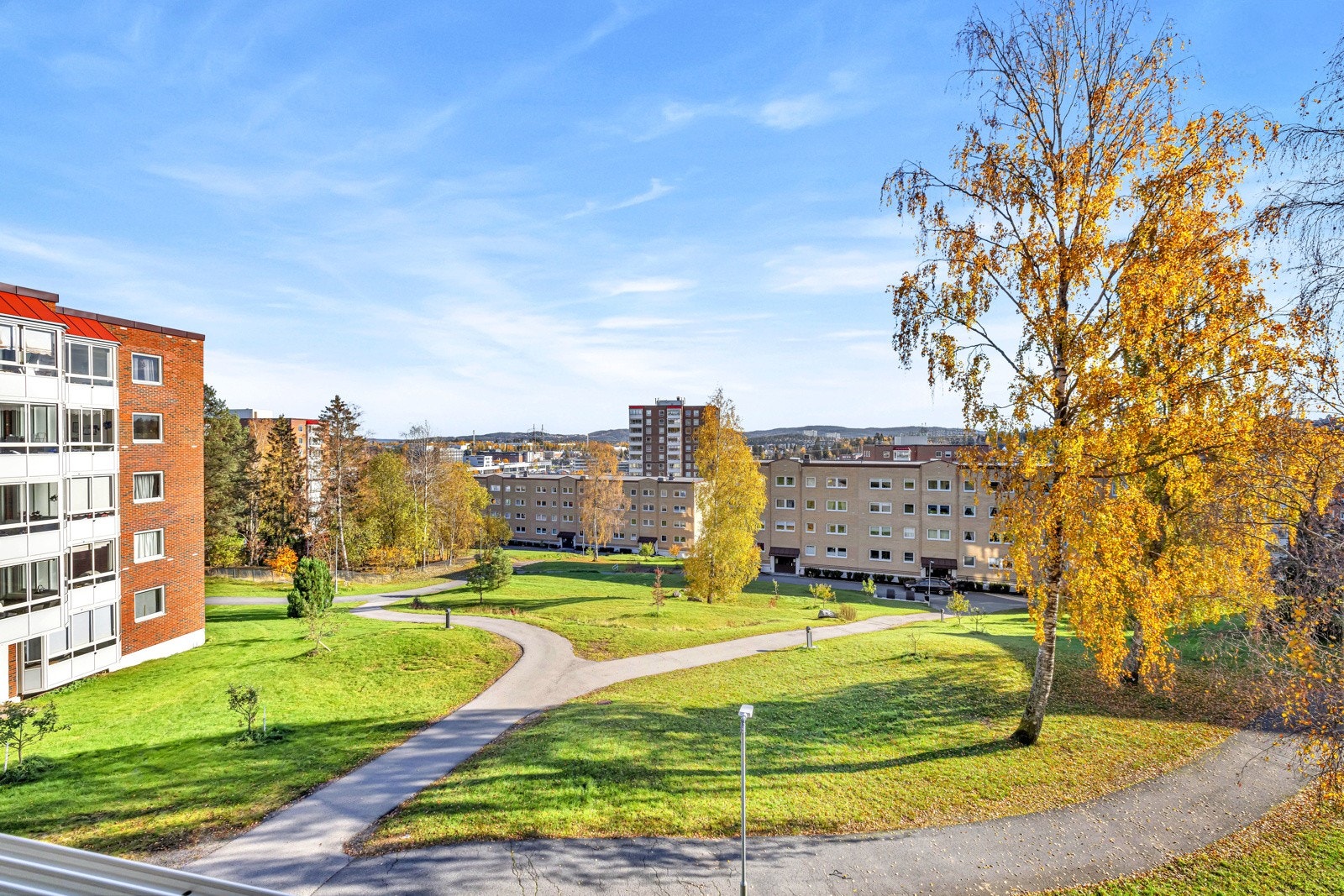 Her er det gangavstand til skoler, barnehager og en rekke servicetilbud. Samtidig er det bare en kort tur til Østmarka for de turglade, som byr på en rekke turmuligheter året rundt. Galleribilde