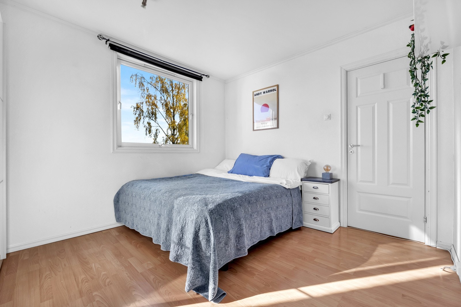Her har du plass til dobbeltseng med tilhørende møblement og stor skyvedørsgarderobe med speil som gir gode oppbevaringsmuligheter. Galleribilde