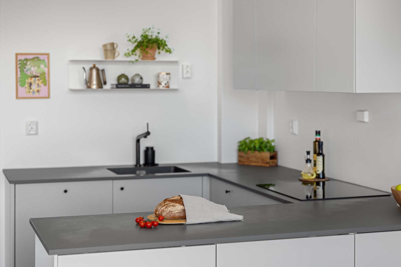 Rikelig med skap- og benkeplass. Galleribilde