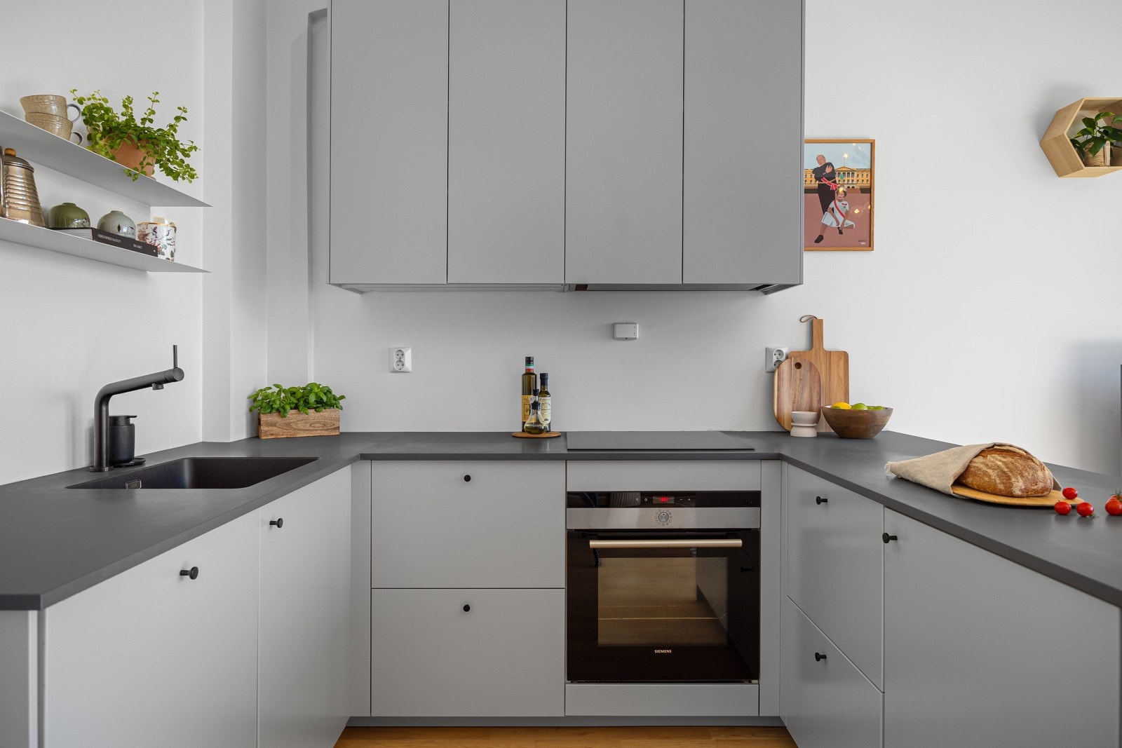 Integrerte hvitevarer: Kjøleskap, induksjonstopp, stekeovn og oppvaskmaskin. Galleribilde