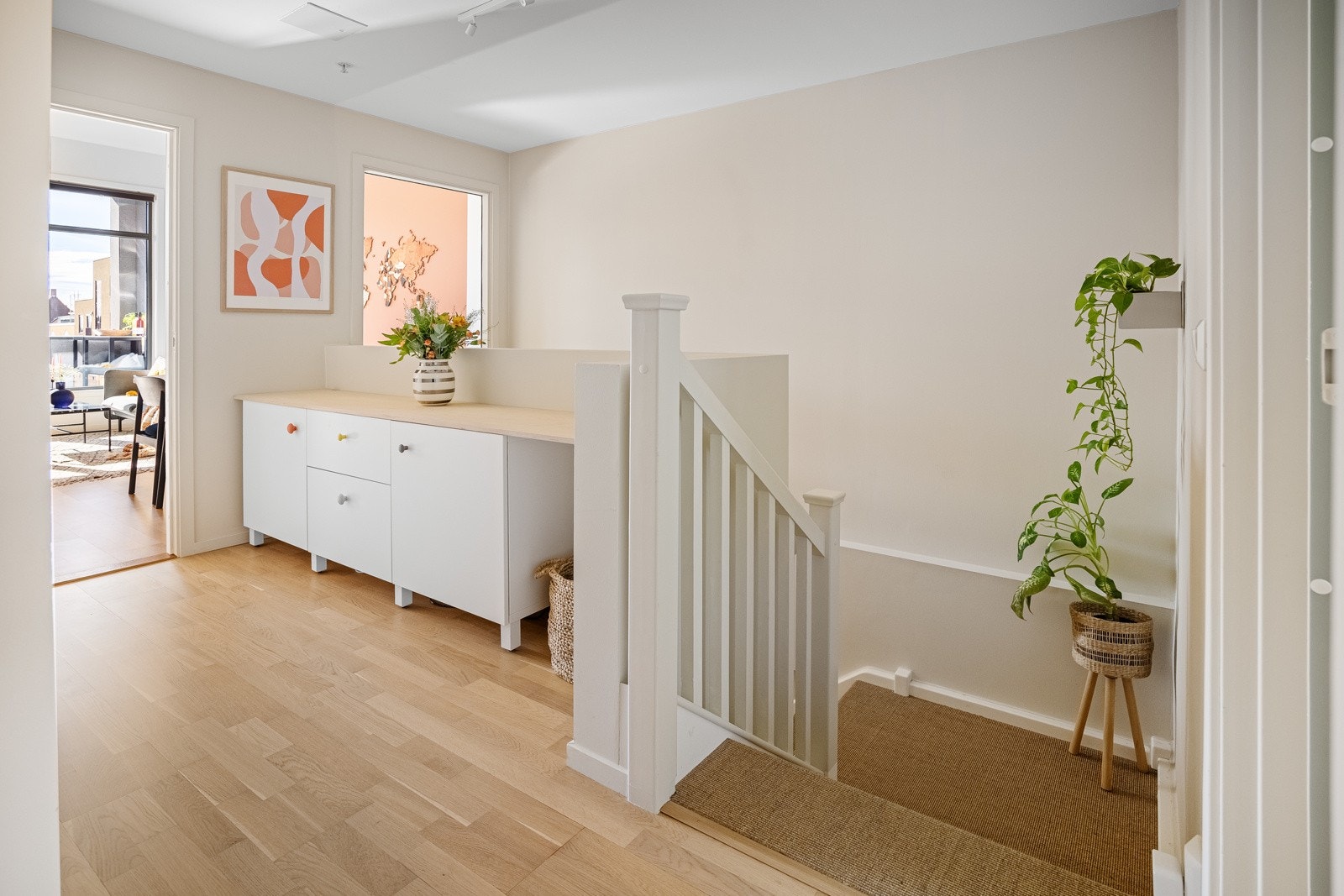 Trapp fra entré opp til 3 et. med romslig gang. Galleribilde