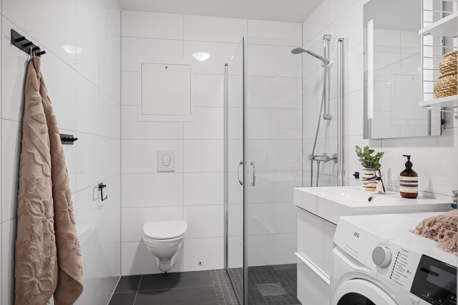 Delikat flislagt baderom med gulvvarme. Galleribilde