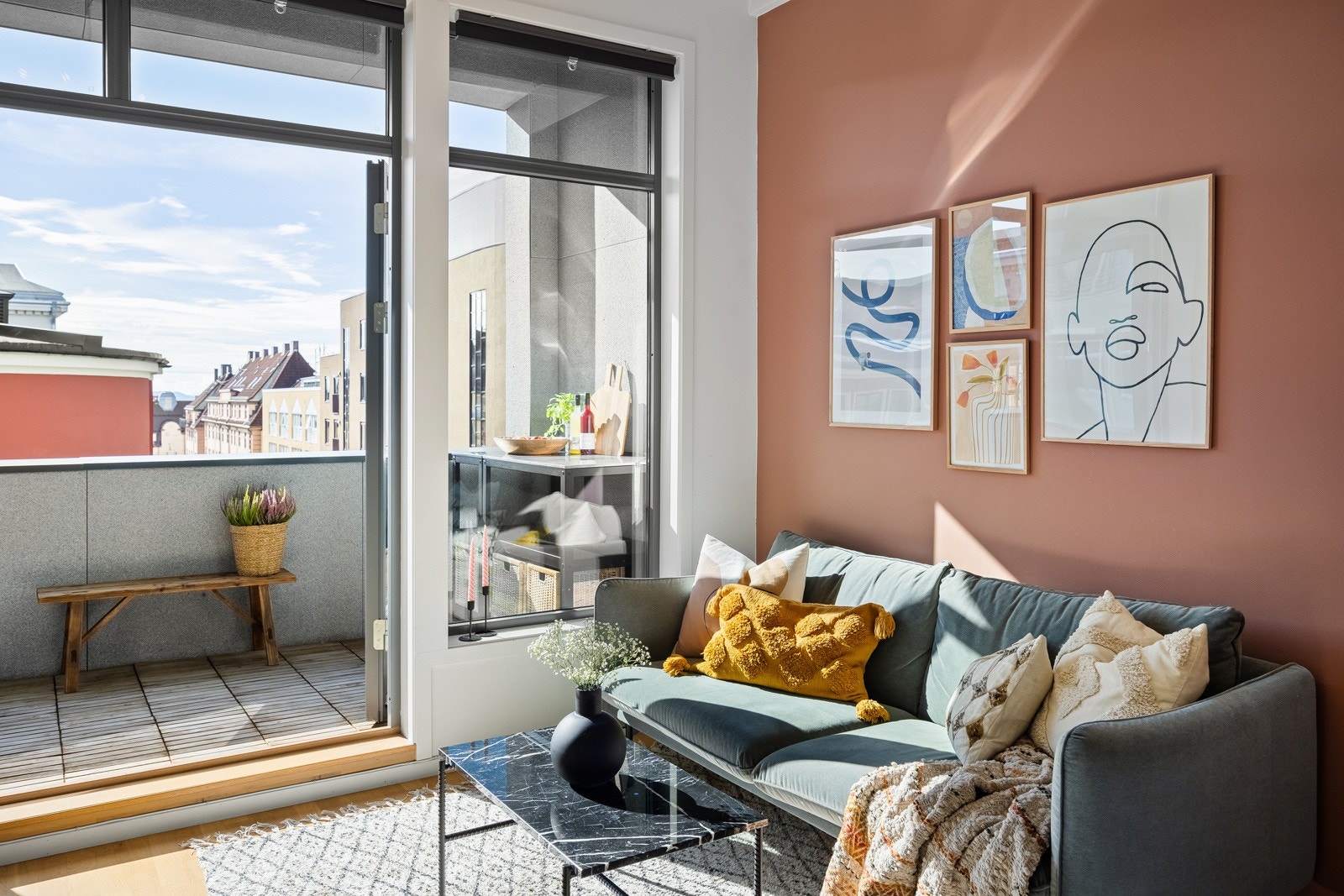 Svært gode lysforhold fra takhøye vindusflater. Galleribilde