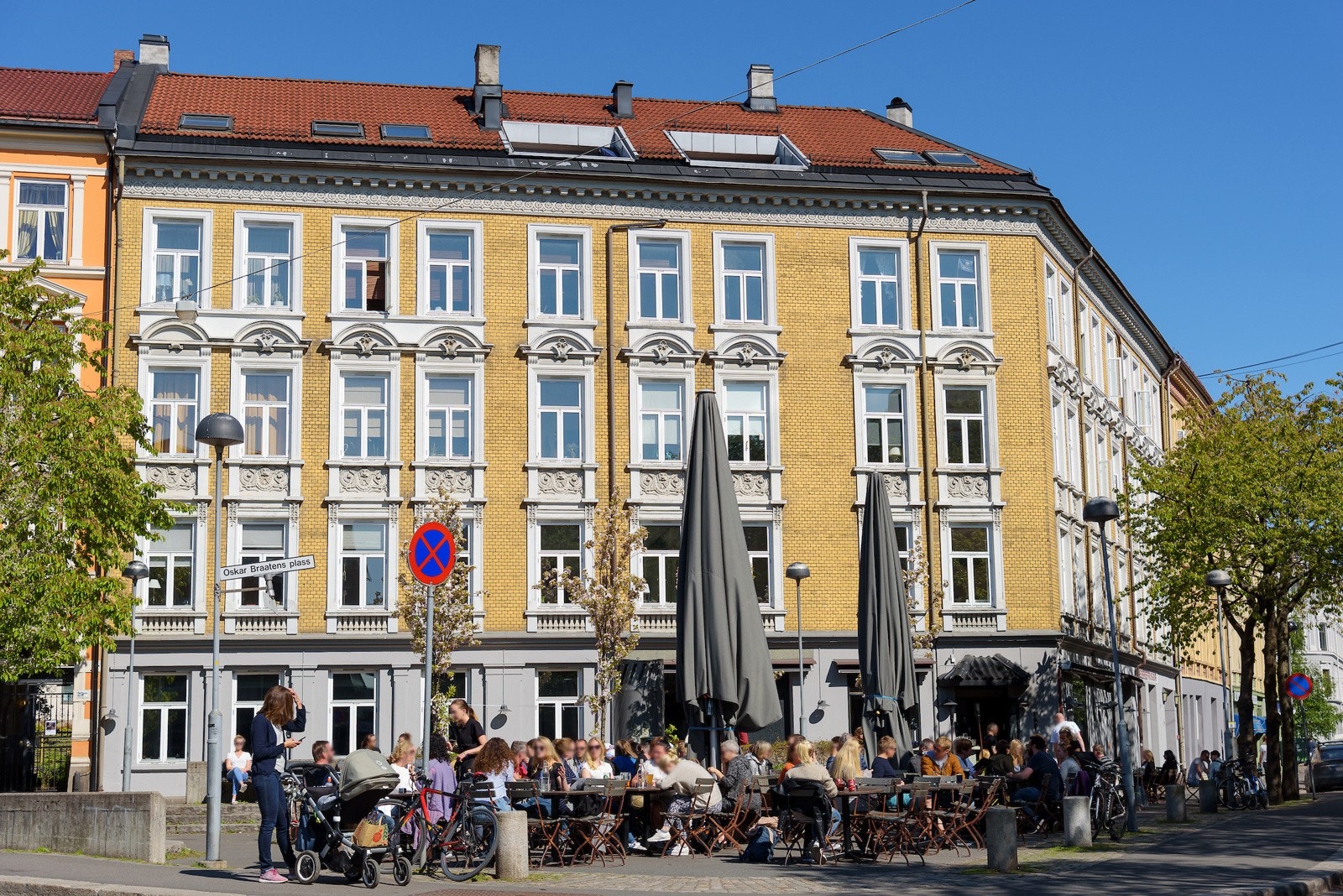 Vertshuset Grisen rett nede i gaten. Galleribilde