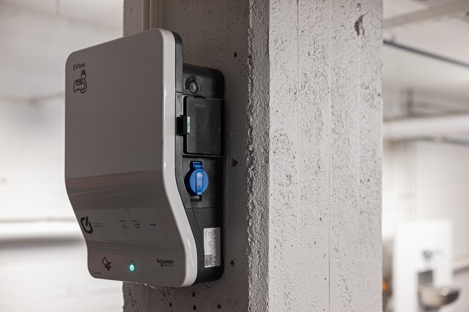 Garasjeplass har montert lader for el-bil. Galleribilde