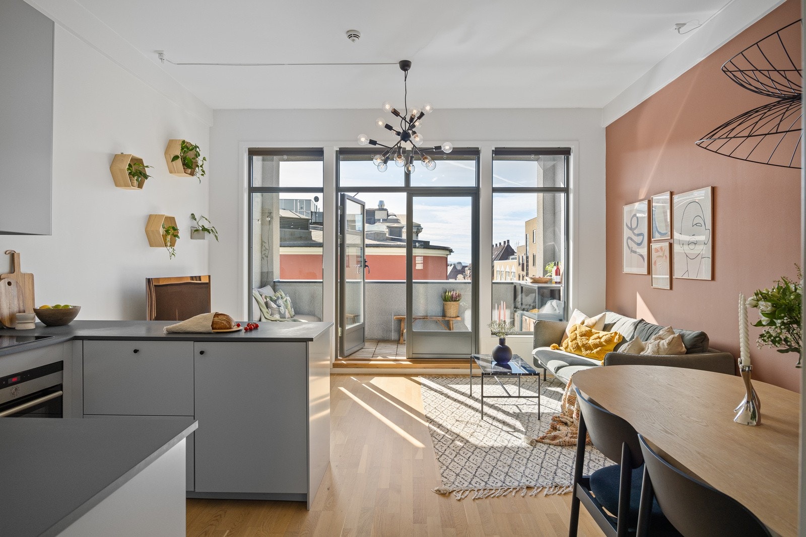 Stue og kjøkken i åpen sosial løsning. Galleribilde