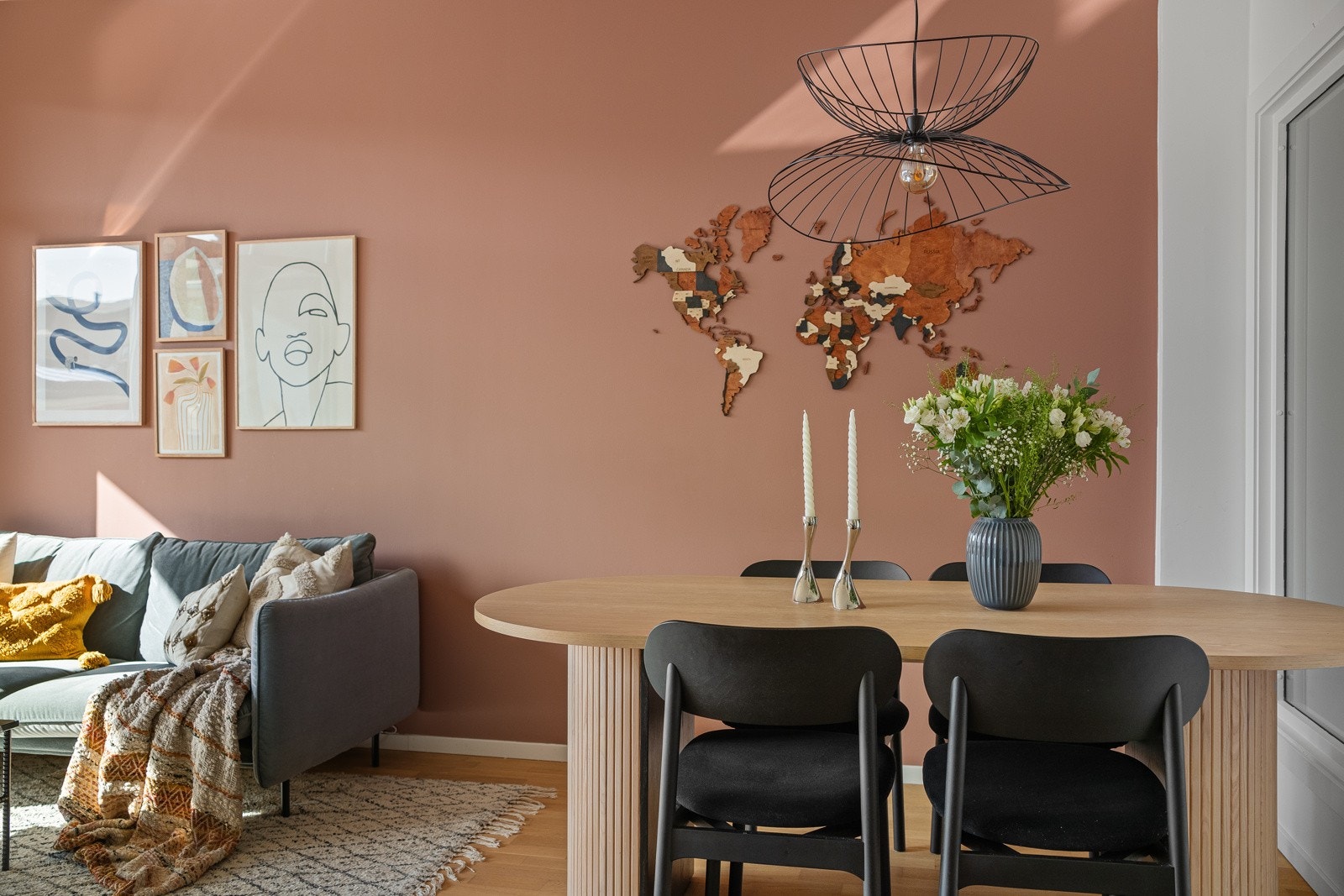 Leiligheten er malt i delikat tidsriktige farger. Galleribilde