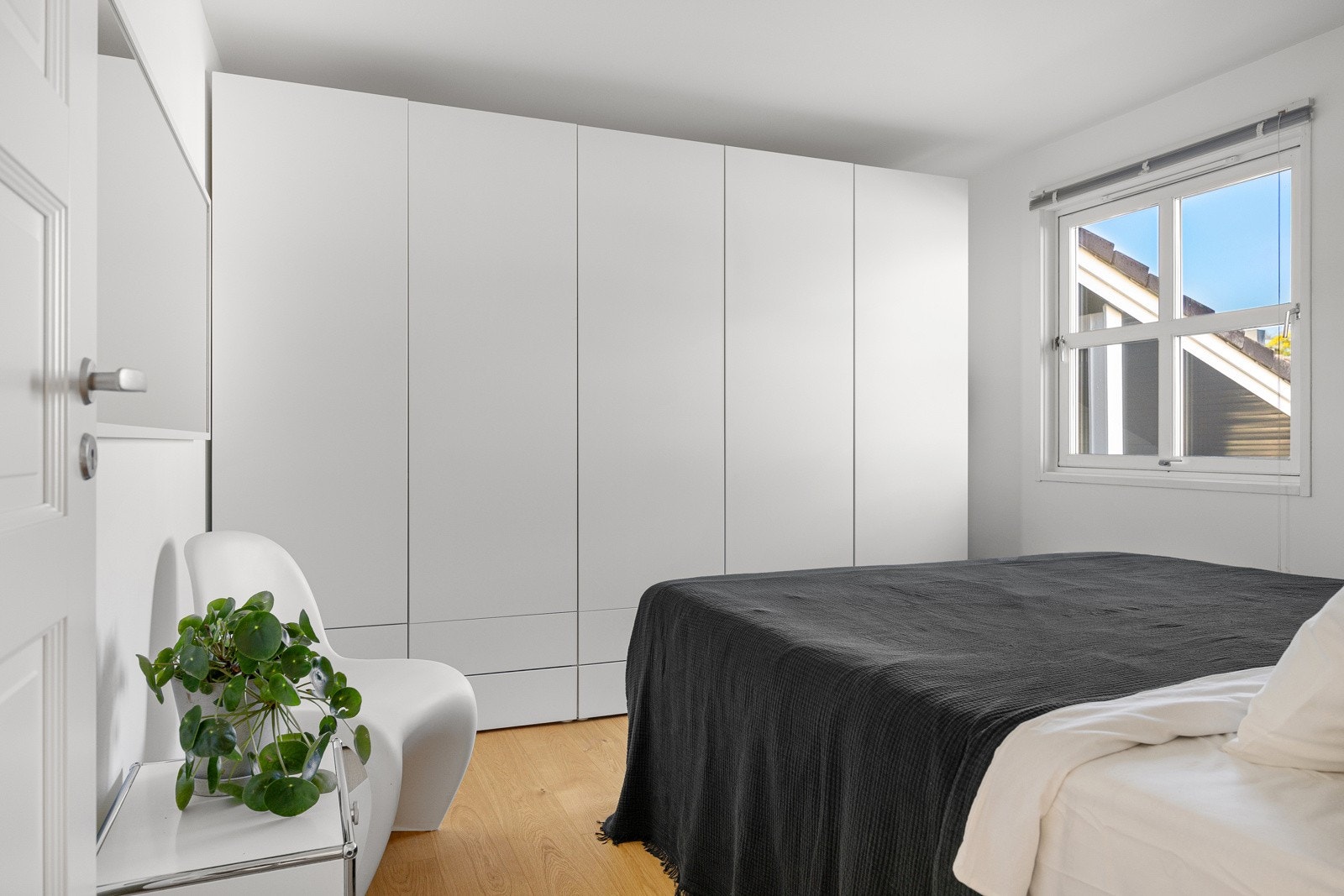 Soverom 1 med rikelig skapplass. Galleribilde