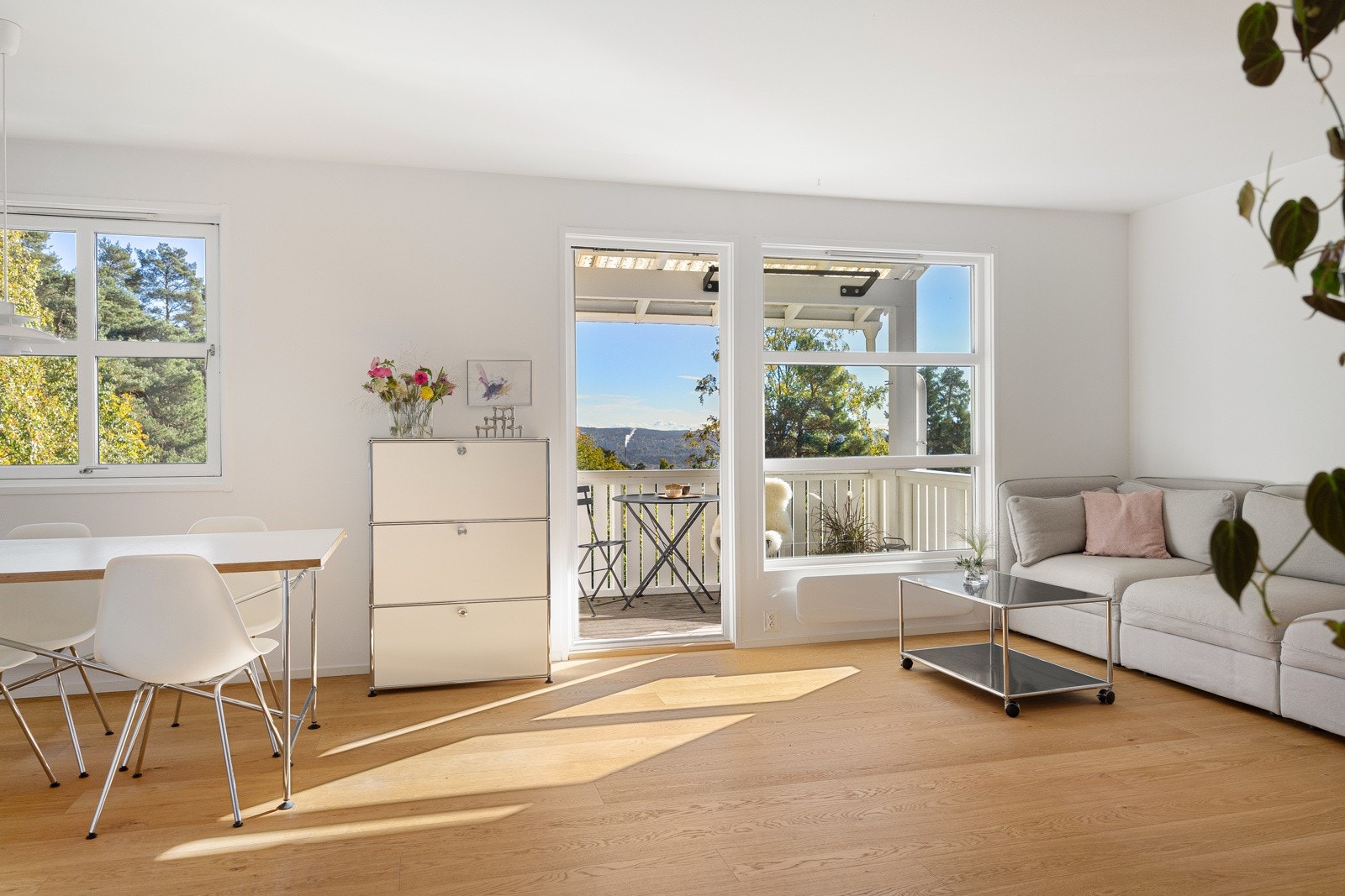 Stue med utgang til solrik balkong. Galleribilde