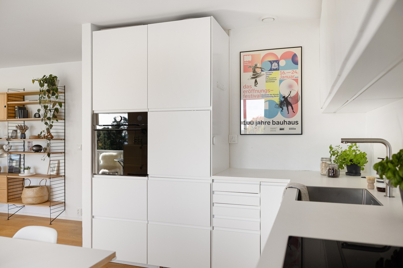 Integrerte hvitevarer: Kjøl-/frys, induksjonstopp m/ integrert avtrekk, stekeovn i arbeidshøyde, oppvaskmaksin. Galleribilde