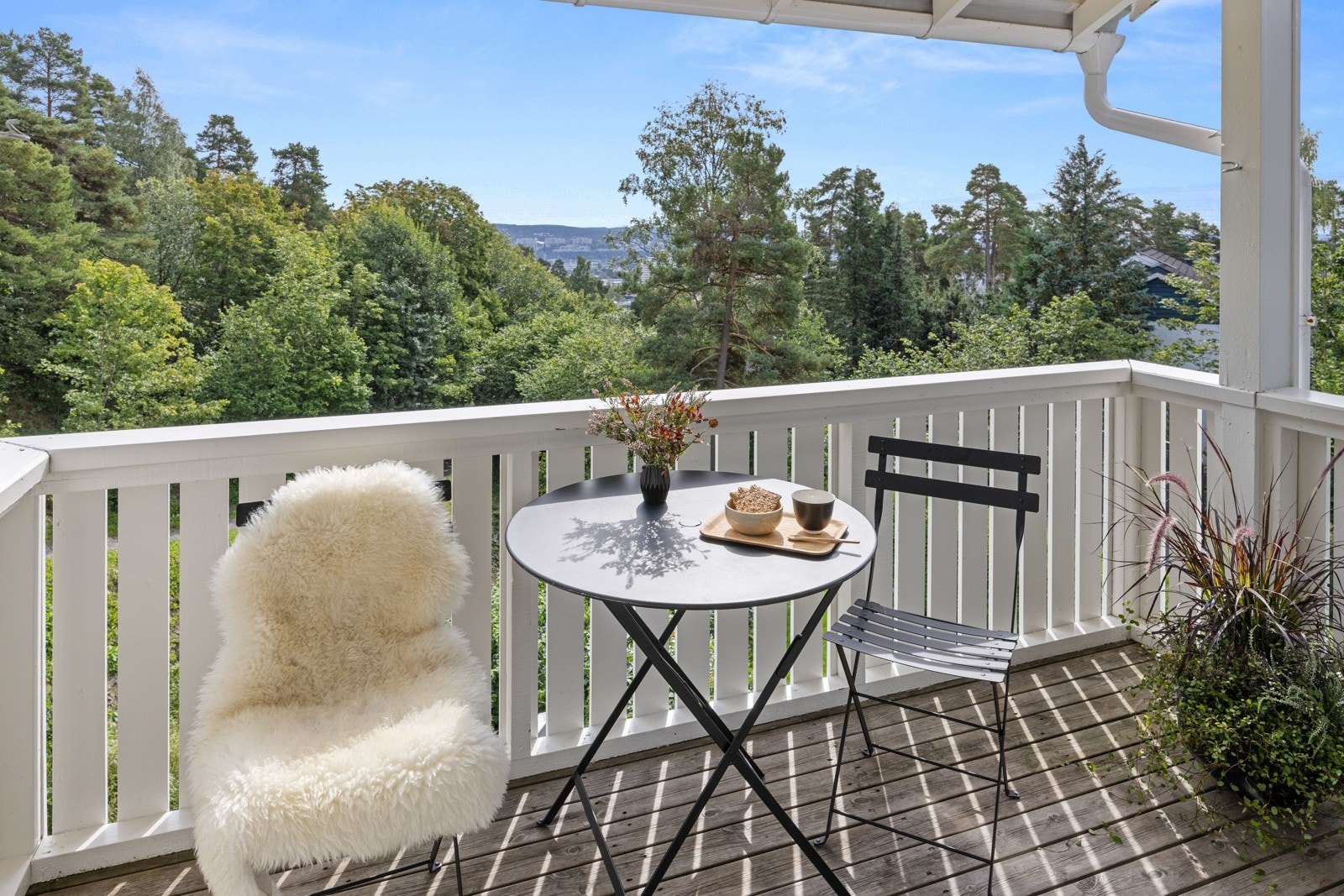 Solrik balkong med flott utsikt. Galleribilde