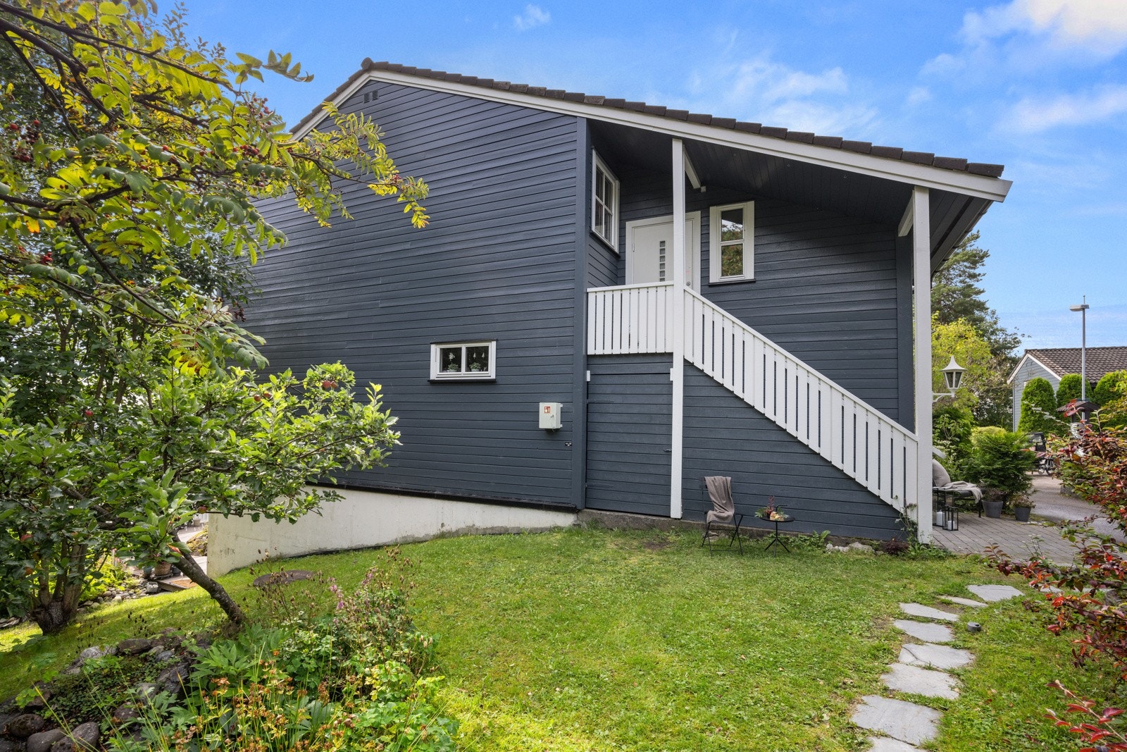 Endeleilighet. Svært skjermet og tilbaketrukket beliggende med marka som nærmeste nabo. Galleribilde