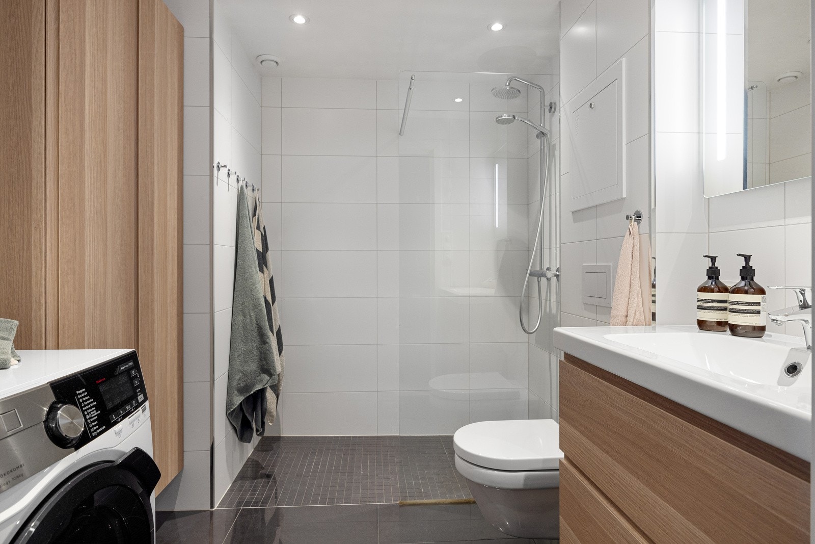 Delikat flislagt baderom fra 2015 med gulvvarme og downlights i himling. Galleribilde