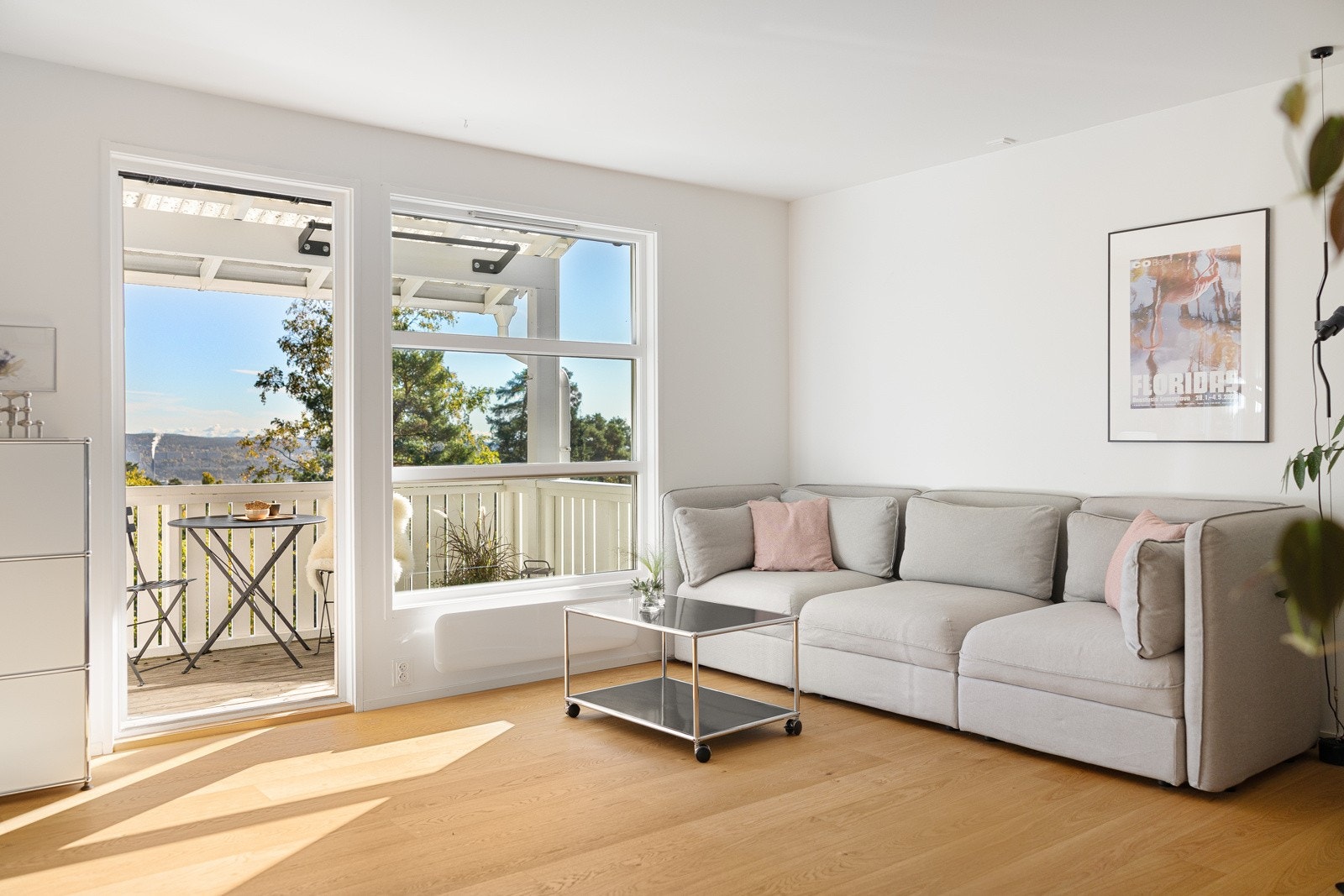 Nylig oppgradert med 1-stavs parkettgulv, og helsparklede, malte overflater. Galleribilde