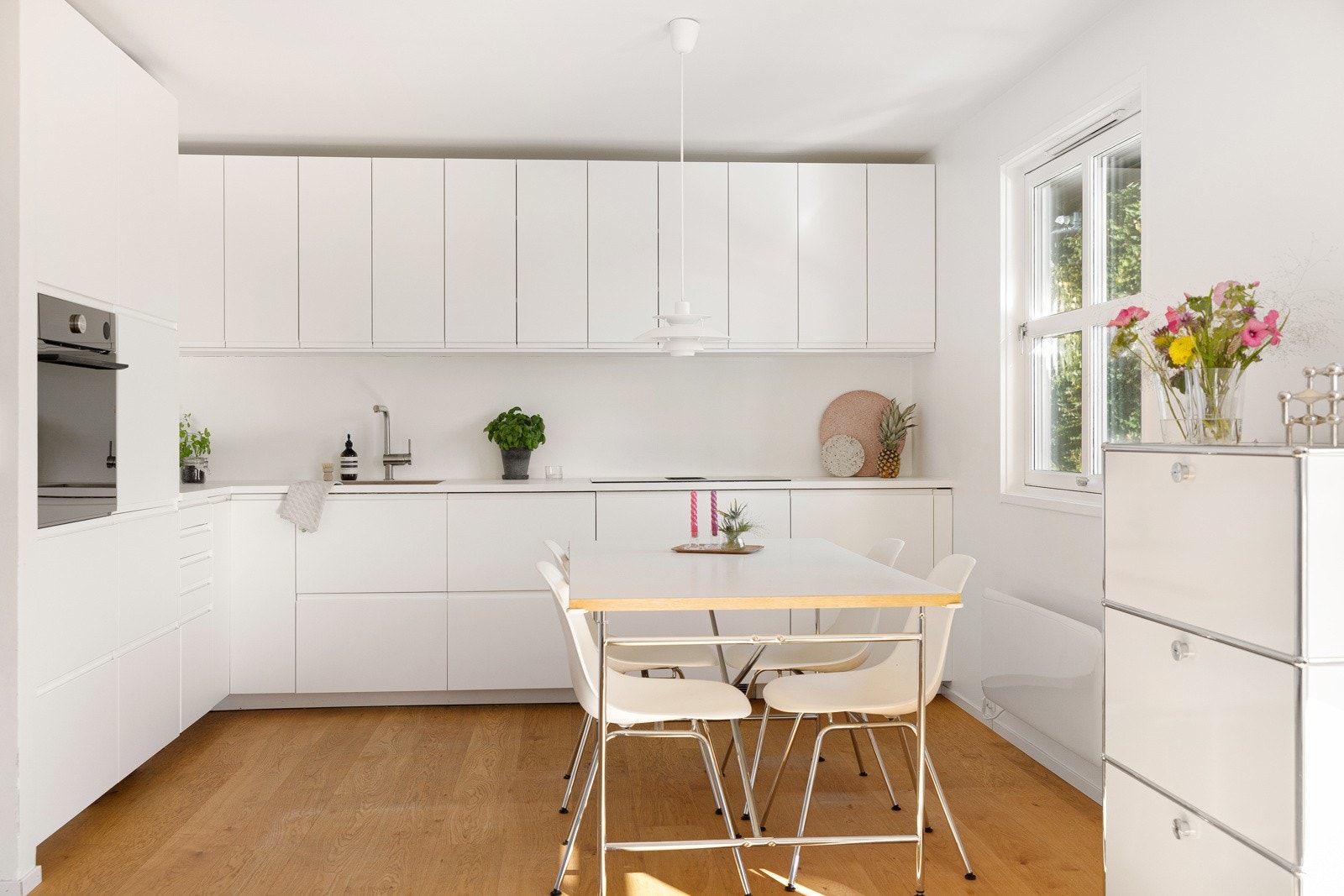 Moderne kjøkkeninnredning fra 2021. Galleribilde