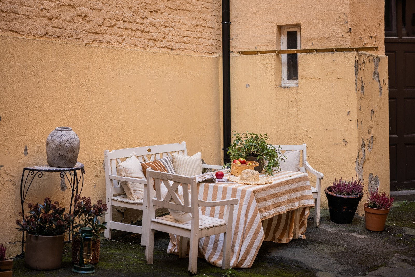 Bakgård med sittegruppe og sykkelparkering Galleribilde