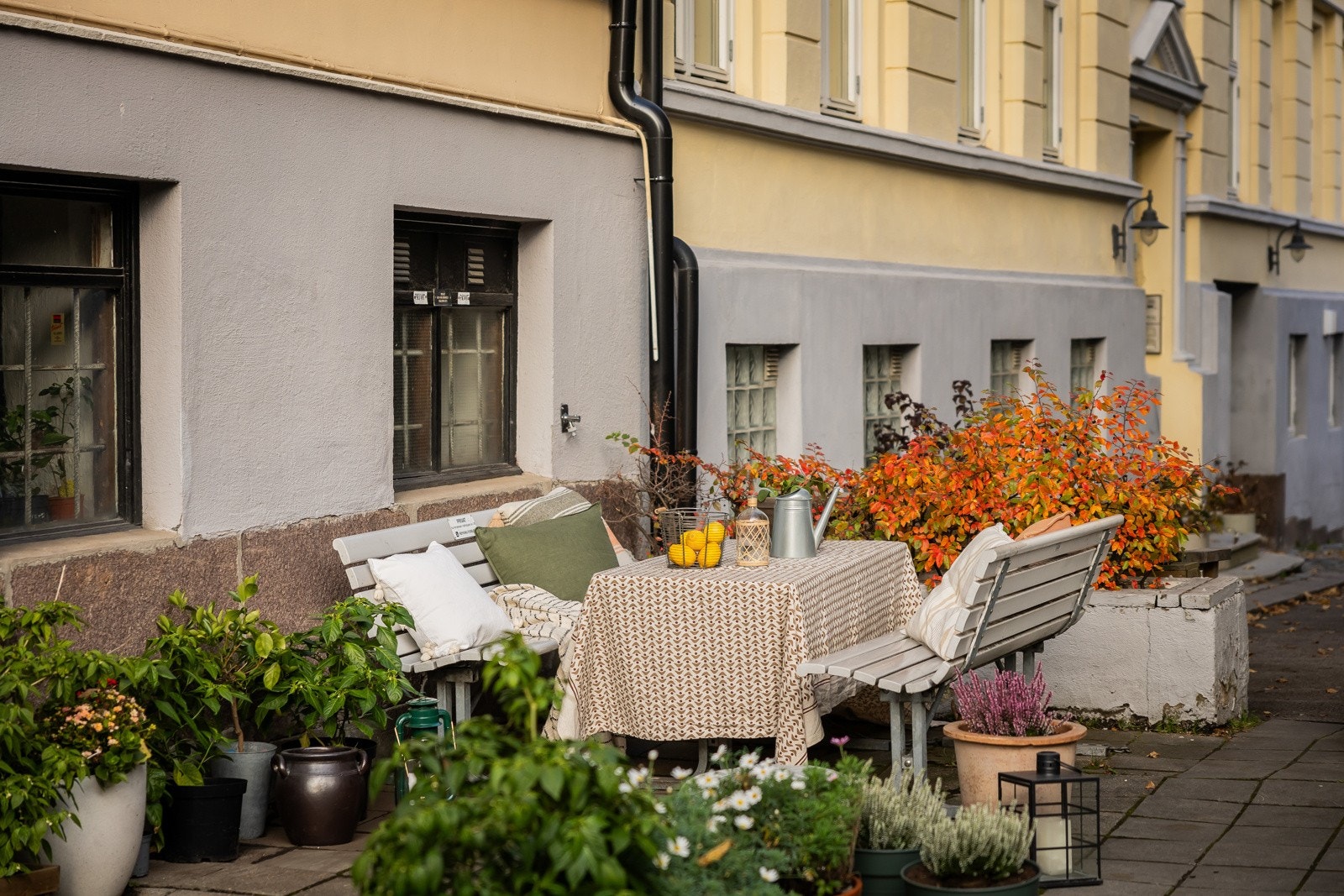 Koselig sittegruppe ved entreen hvor man kan nyte frokoster, spille bortennis, grille m.m. Galleribilde