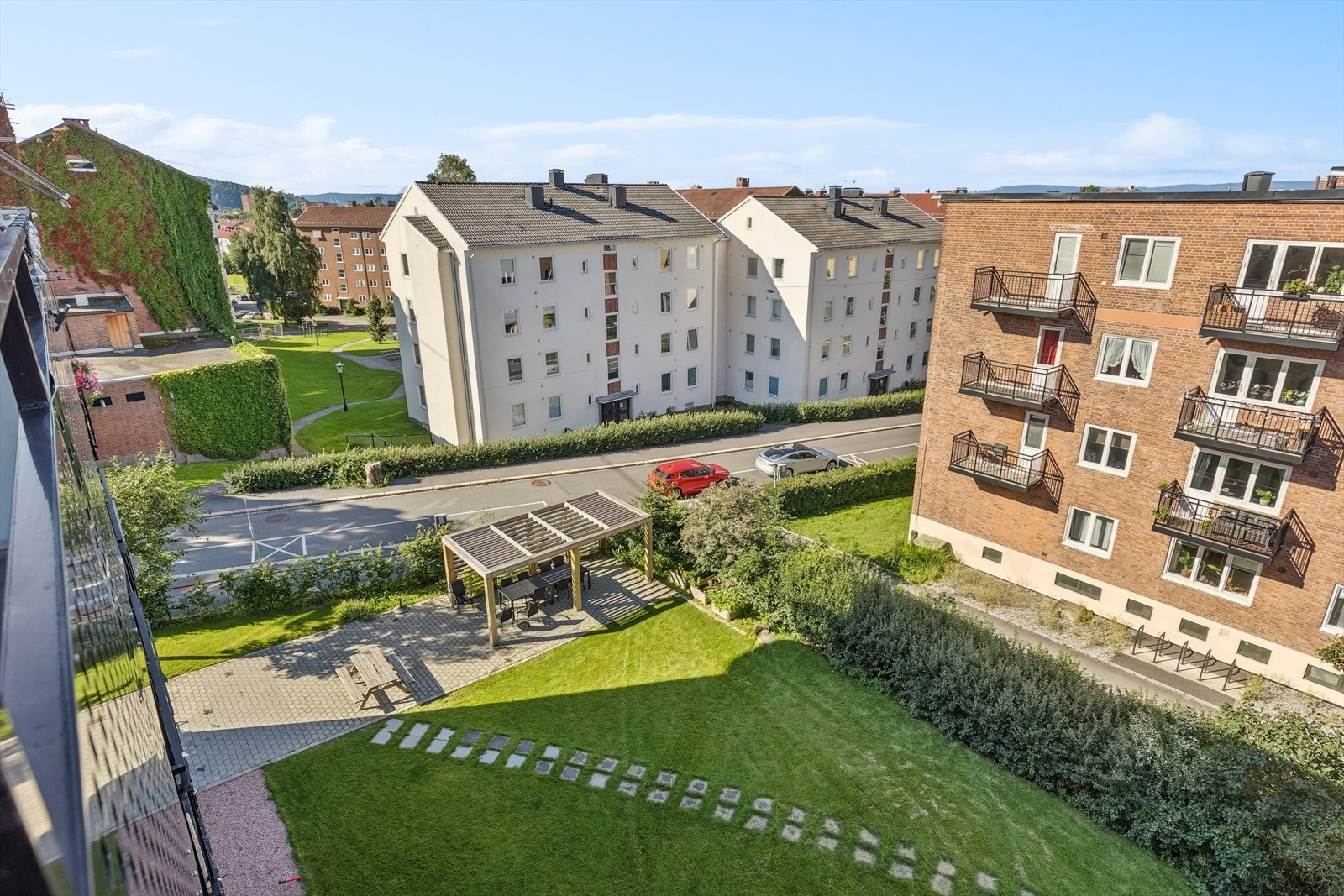Balkongen er vendt mot en koselig opparbeidet bakgård Galleribilde