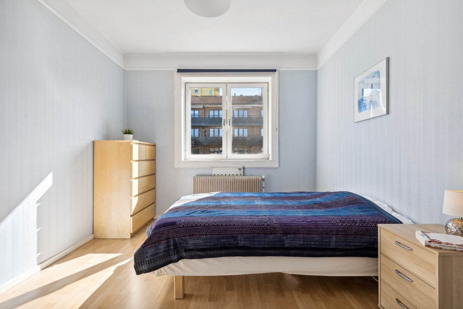 Soverommet store vindu slipper inn rikelig med naturlig lys Galleribilde