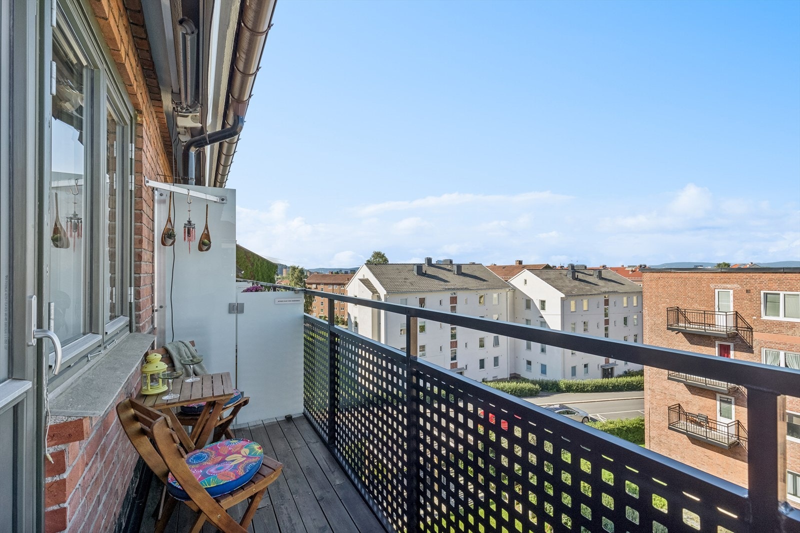 Fra stuen er det direkte utgang til en koselig balkong på 4,7 m² Galleribilde