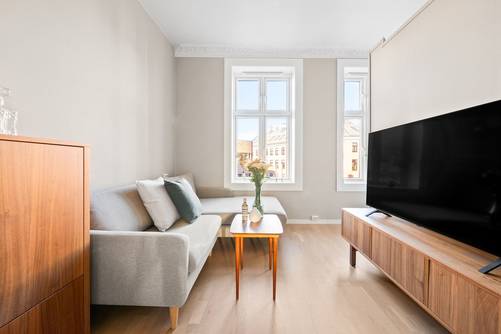 Stuen er malt i en delikat farge og har en luftig, fin romløsning med plass til sofa med tilhørende sofabord og mediemøblement. Galleribilde