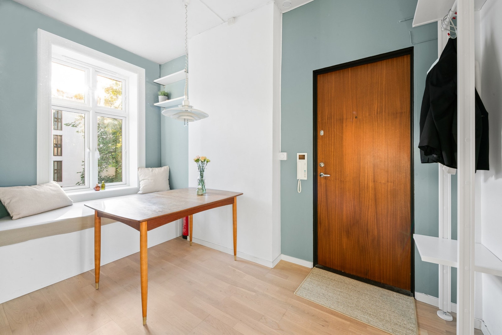 Vinduene gir rommet fine lysforhold og hyggelig utsyn mot bakgården. Leiligheten har en praktisk entréløsning. Dørcalling er installert. Galleribilde