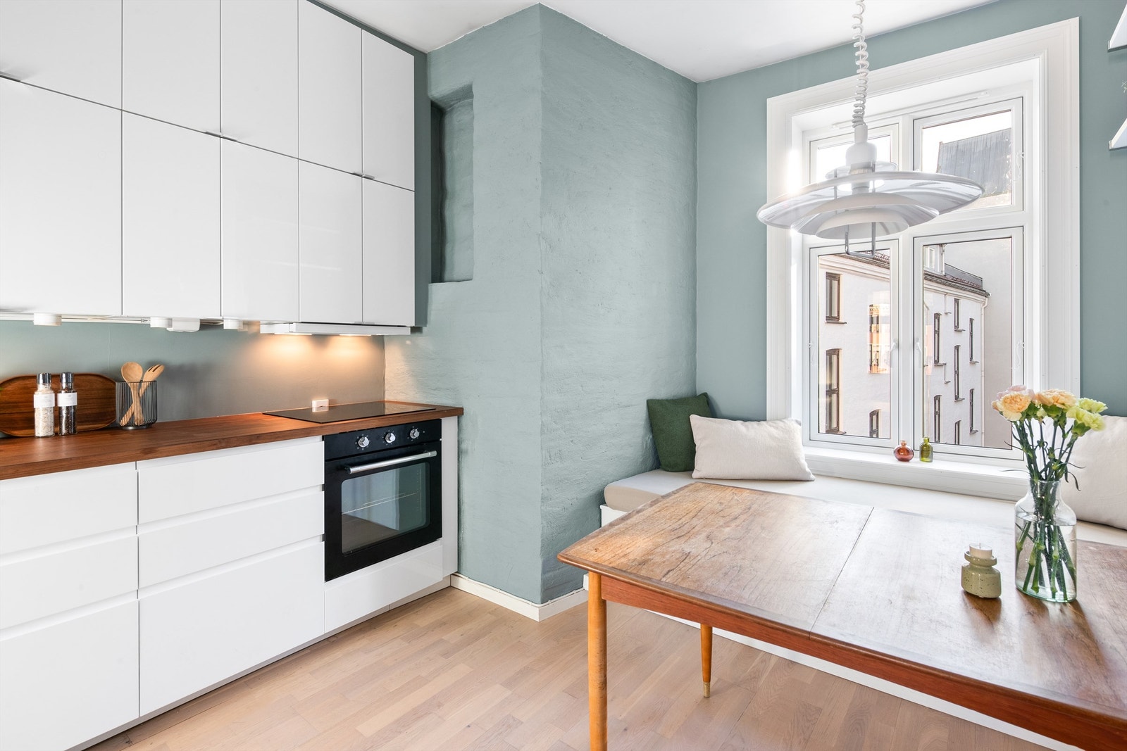 Kjøkkenet har god størrelse, og har plass til romslig spisesone. Kjøkkenet byr også på en plassbygget sittebenk foran vinduene med ekstra lagringsplass. Galleribilde