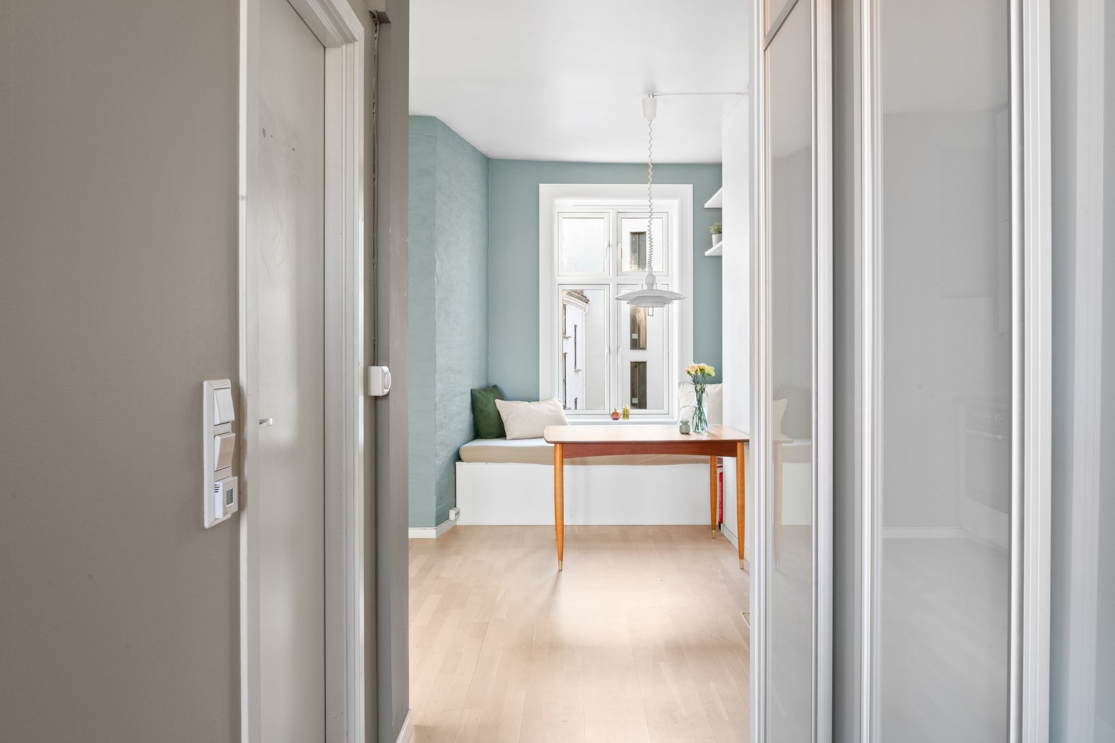 Det er herlig morgensol inn kjøkkensiden og frem til tidlig formiddag i sommerhalvåret. Galleribilde