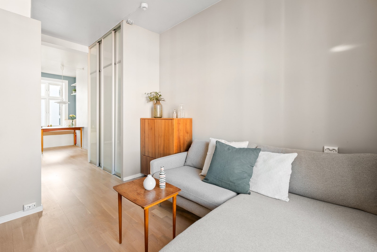 Lys fra begge sider gjør at leiligheten oppleves svært luftig og romslig. Galleribilde